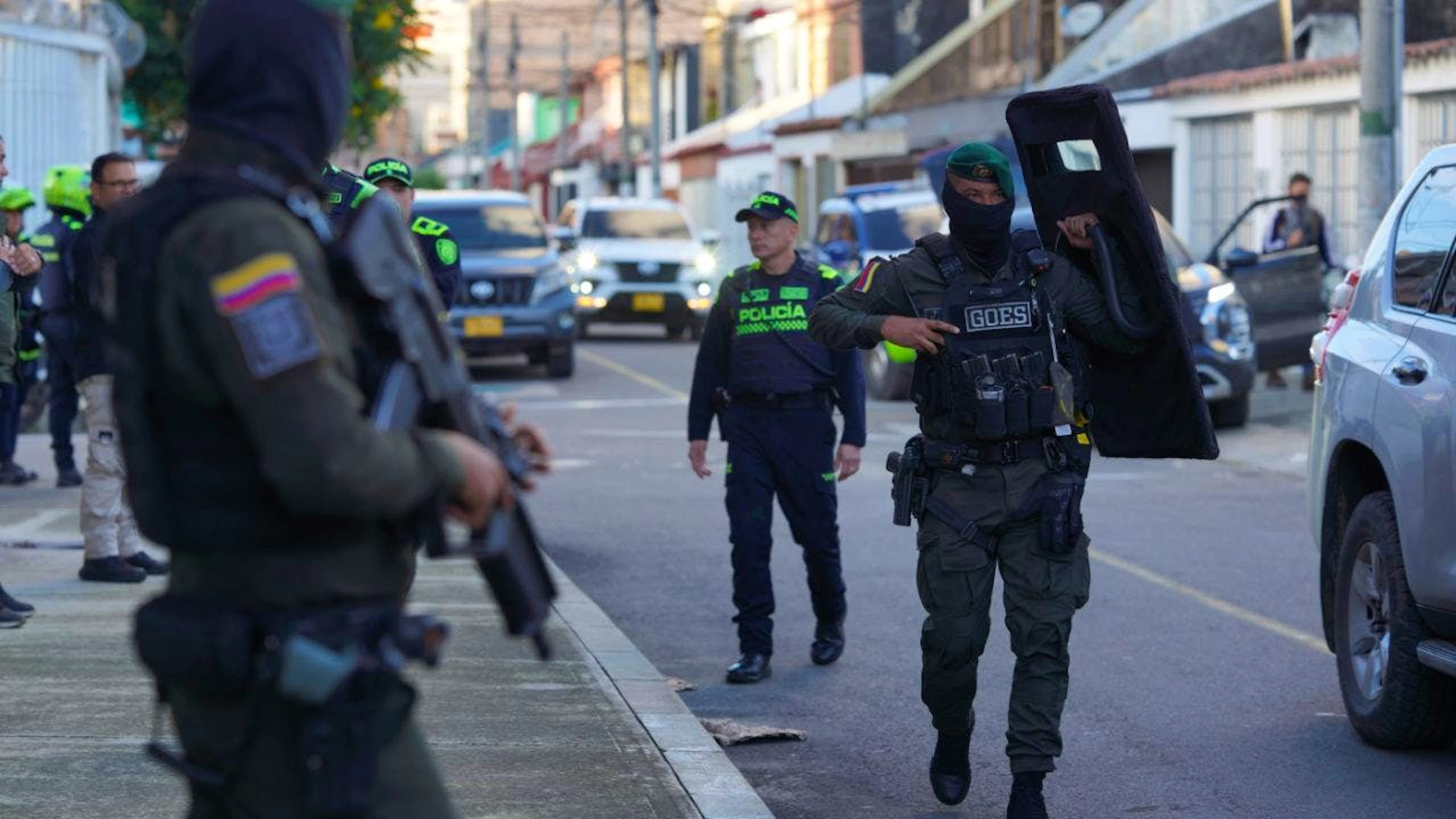 Sicherheitsbeamte sichern ein Stadtviertel vor einer Wahlkampfveranstaltung in Bogota, Kolumbien. Foto: Ivan Valencia/AP/dpa/Archivbild