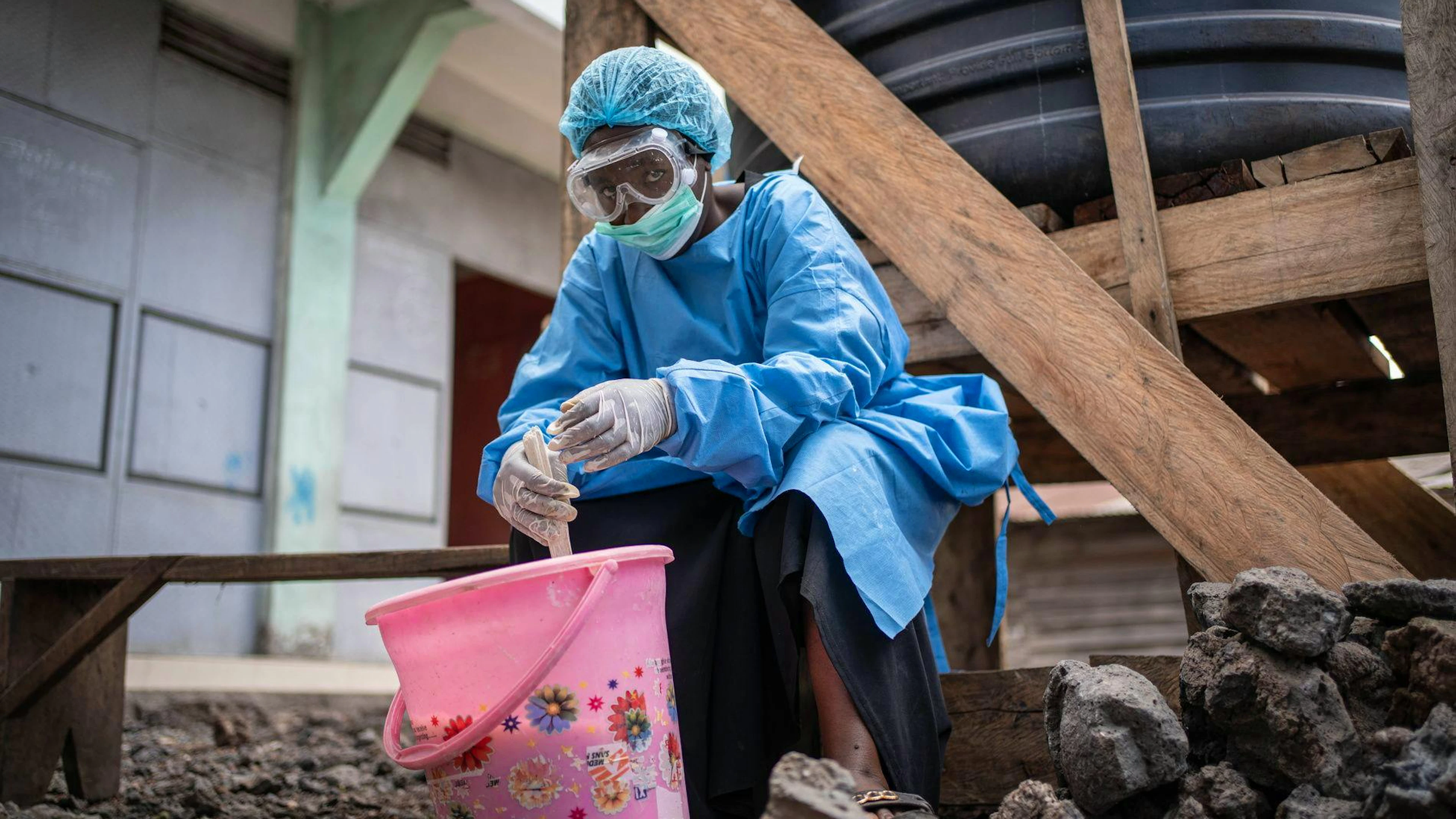 Un agent de santé, vêtu d'une blouse de protection et d'un masque, est à l'œuvre à un poste de contrôle mis en place dans le cadre des mesures de prévention contre Ebola à Kanyaruchinya, près de Goma, dans le Nord-Kivu, en République démocratique du Congo, le 27 mai 2026. L'Organisation mondiale de la santé (OMS) a déclaré que l'épidémie d'Ebola, causée par le virus Bundibugyo, en République démocratique du Congo, constituait une urgence de santé publique de portée internationale. EPA/MARIE JEANNE MUNYERENKANA