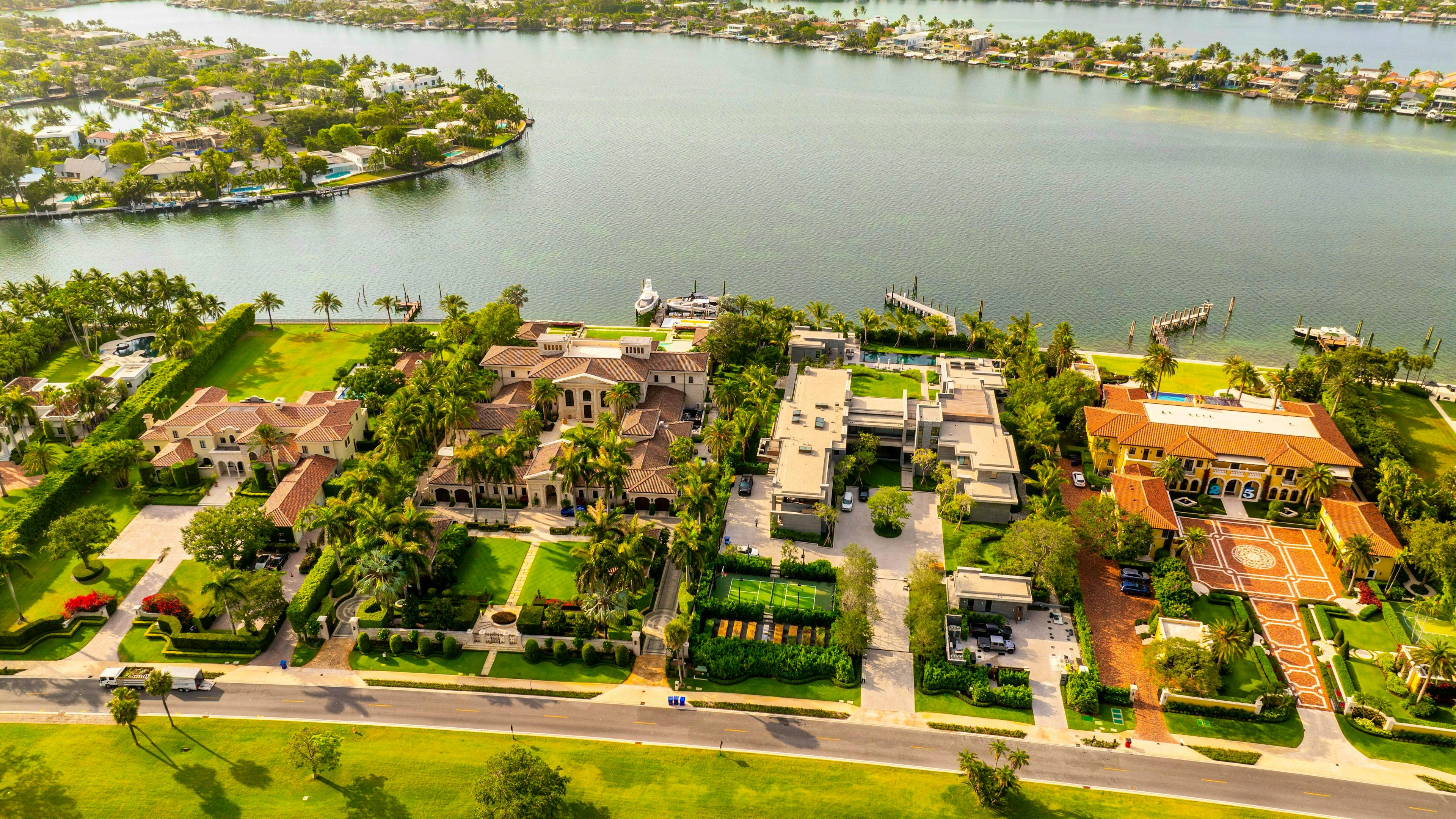 Anche molti personaggi famosi, come Tom Brady, possiedono una casa sull'isola.