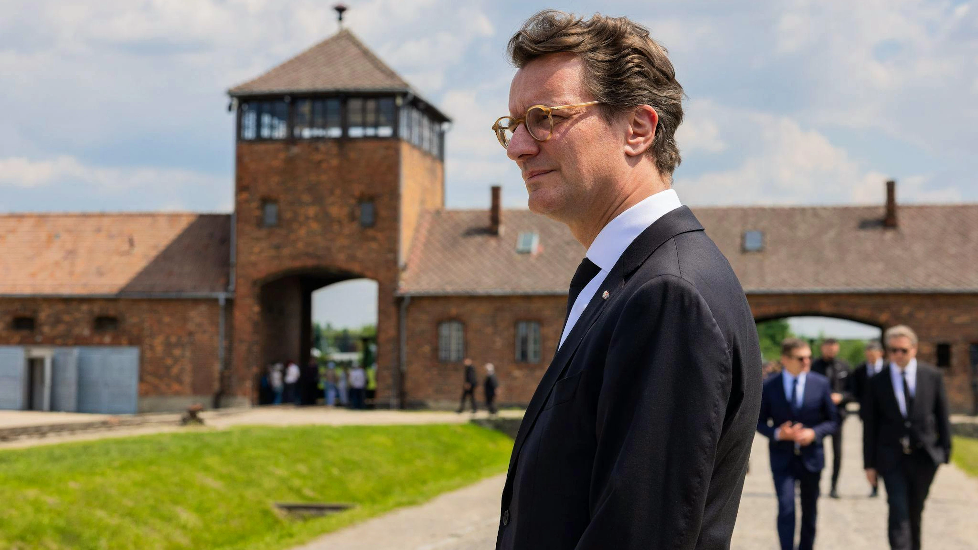 Dass Wüst auf international schwierigem Parkett bestehen kann, zeigte er vergangene Woche bei seiner Reise nach Schlesien und seinem ersten Besuch im ehemaligen deutschen Vernichtungslager Auschwitz-Birkenau.