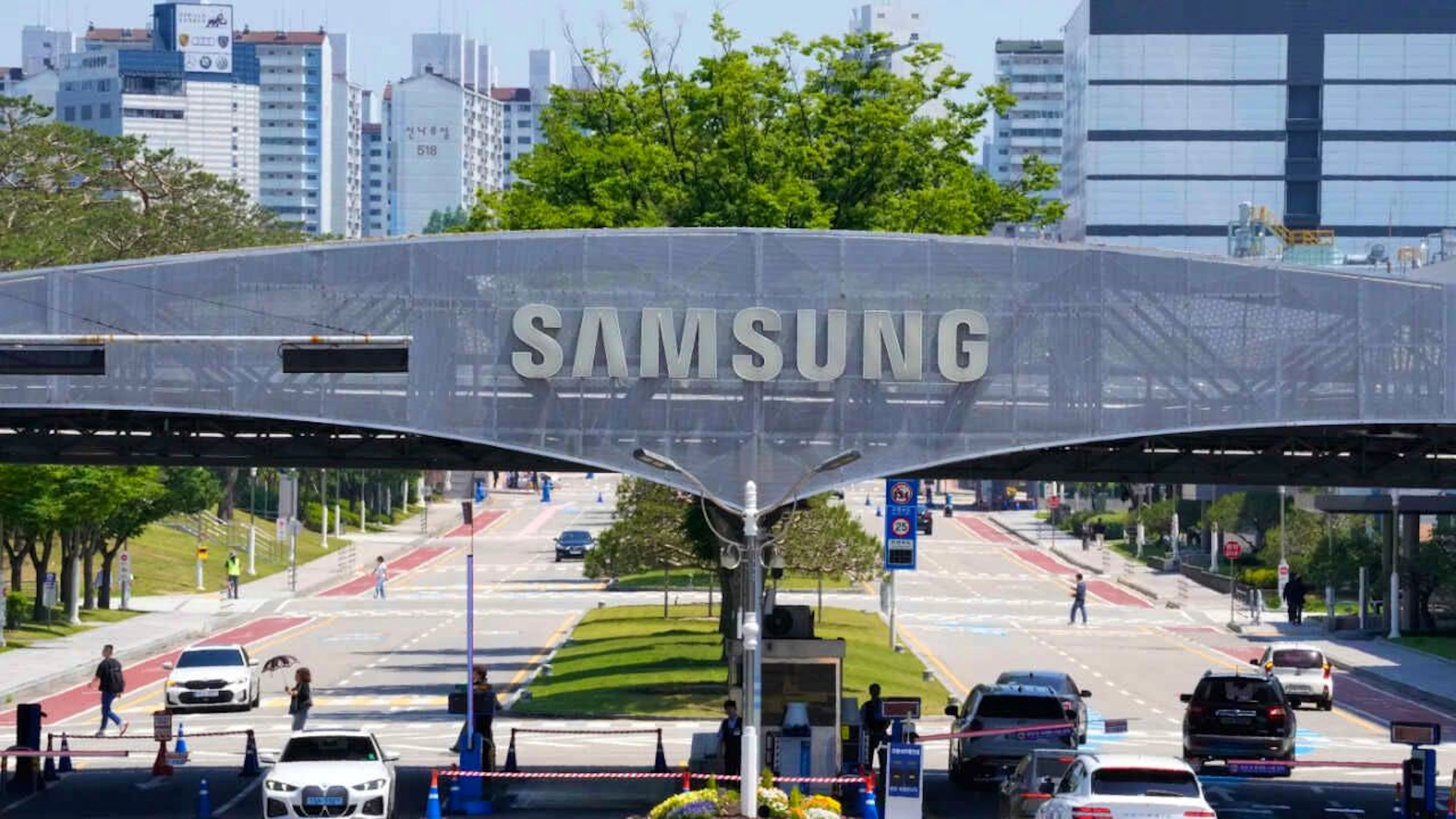 ARCHIV – Das Logo von Samsung Electronics ist an einem Tor am Hauptsitz des Unternehmens in Suwon, Südkorea, zu sehen, Freitag, 22. Mai 2026. Foto: Ahn Young-joon/AP/dpa