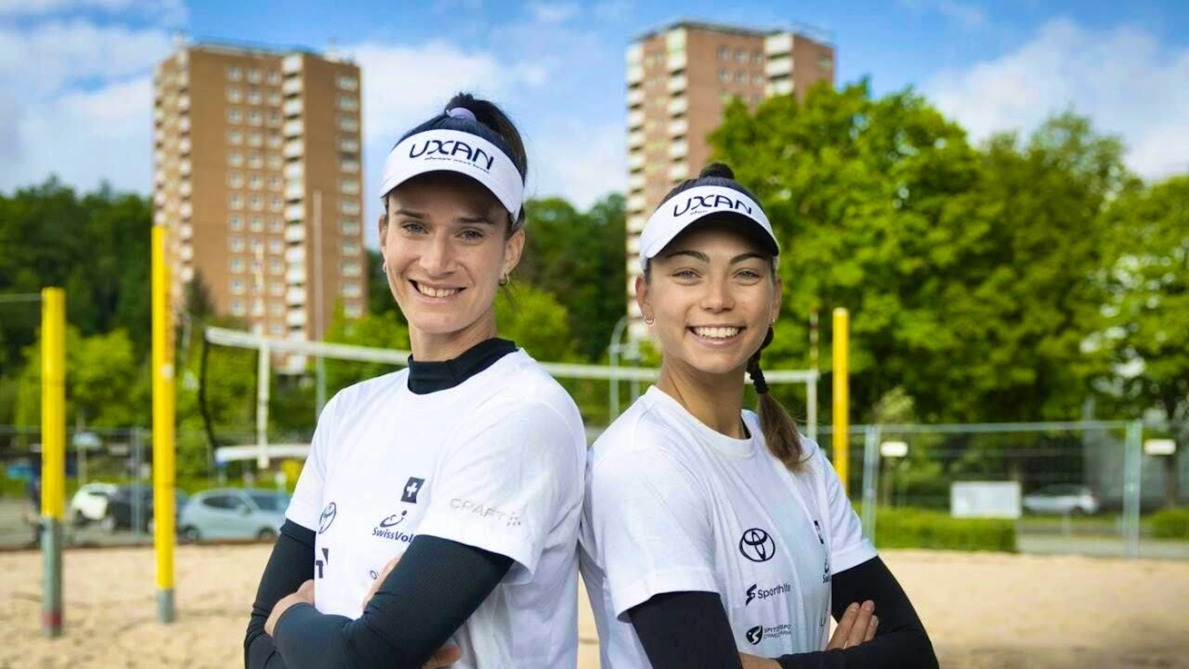 Joana Mäder (left) and Leona Kernen have formed a beach volleyball team since this season