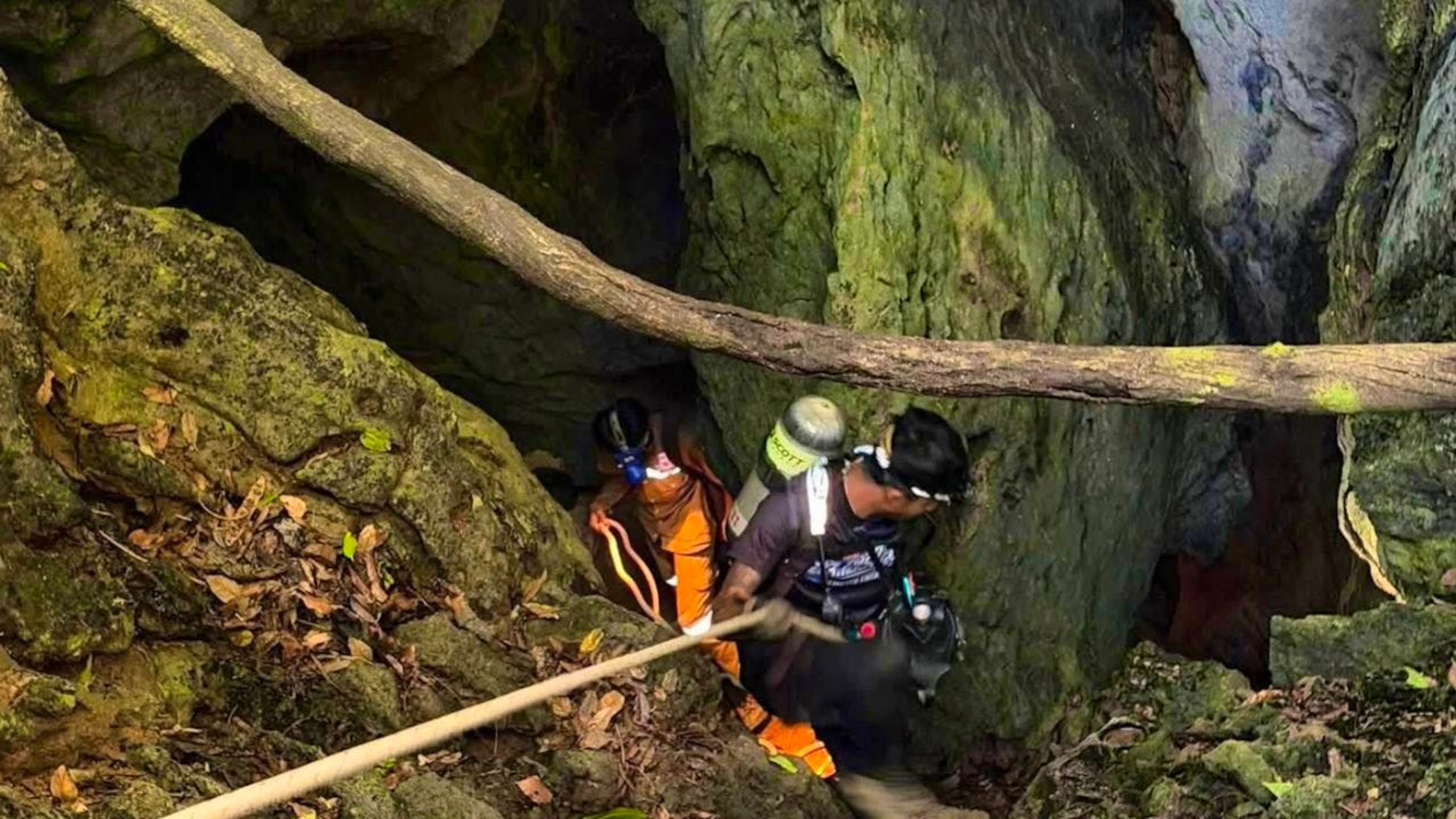 dpatopbilder - In this picture released by Metta Tham Rescue Kalasin, rescuers try to reach people trapped in a cave in Xaisomboun province. Photo: Uncredited/Metta Tham Rescue Kalasin/AP/dpa - ATTENTION: For editorial use only until 10.06.2026 and only with full attribution to the above credit