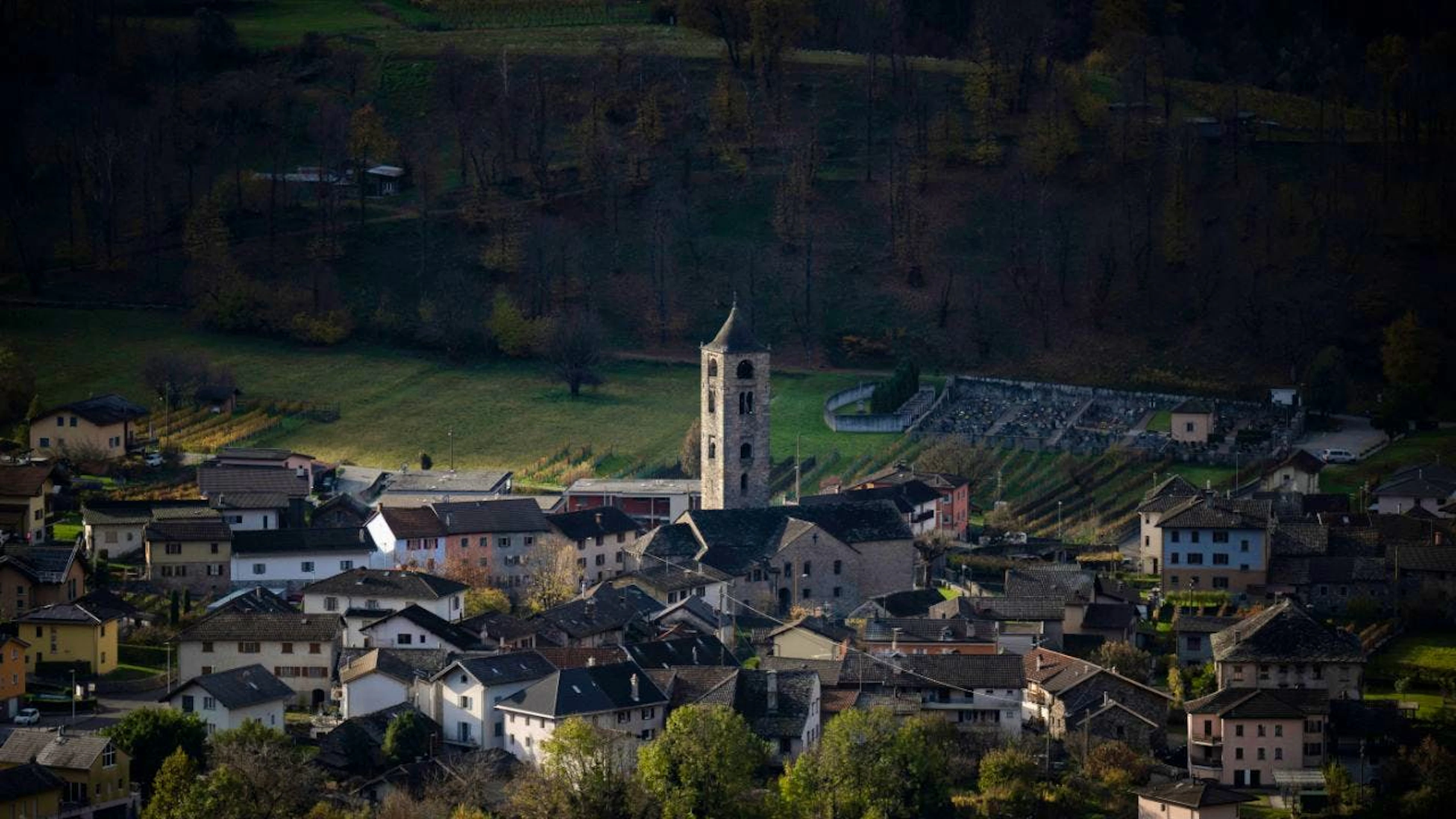 L'incontro odierno a Roveredo tra i rappresentanti comunali e i servizi cantonali arriva dopo mesi di tensioni istituzionali legate al caso dei permessi (immagine simbolica).