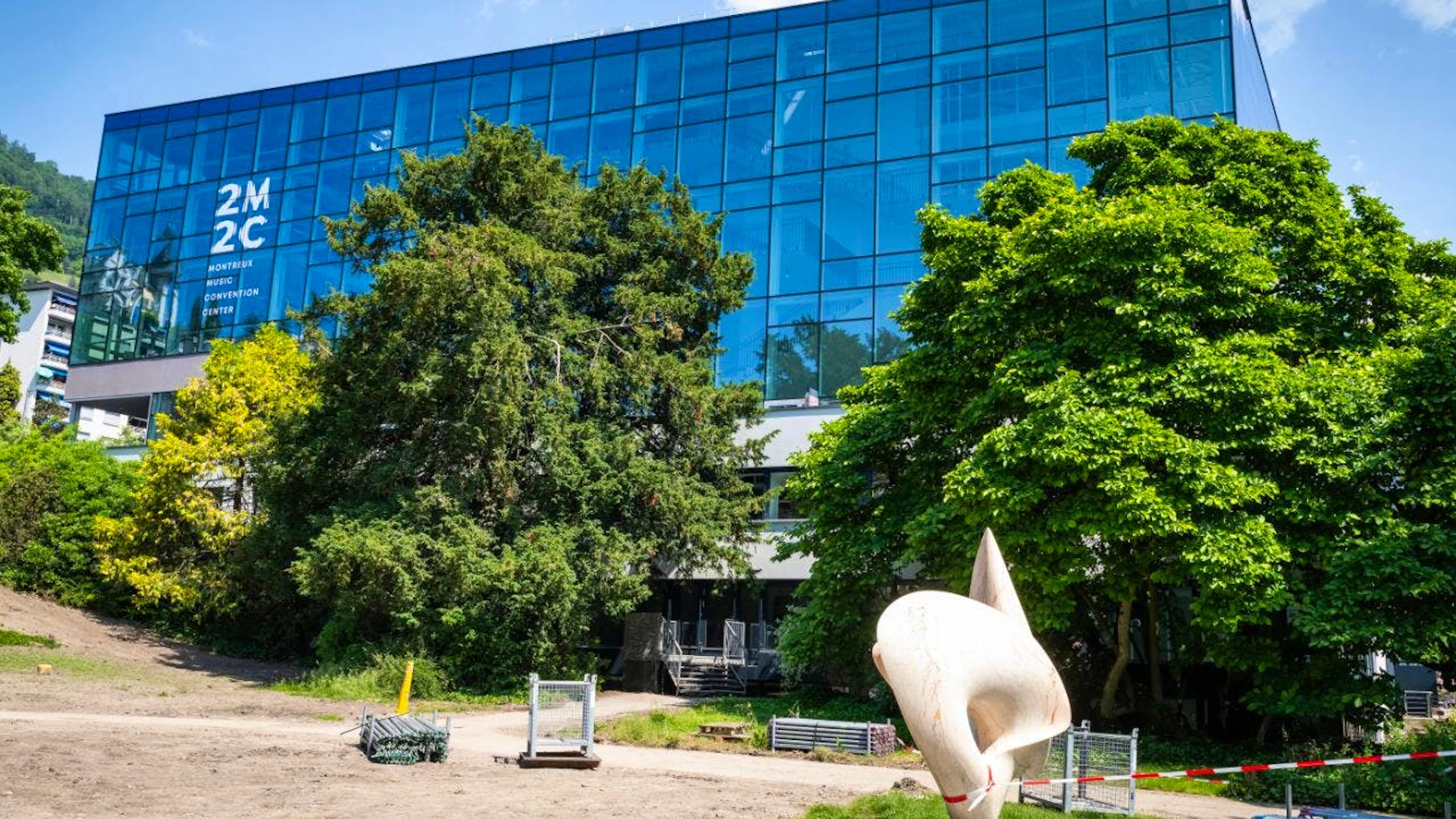 La façade ouest du complexe a été entièrement vitrée.