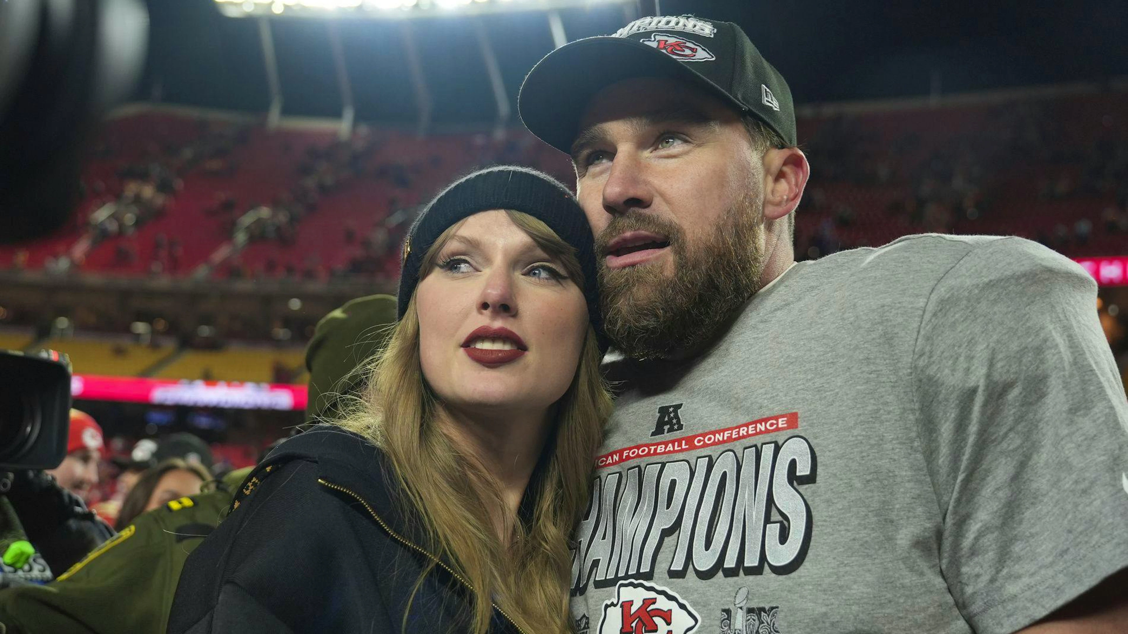 La cantante pop americana Taylor Swift e il suo fidanzato, il giocatore di football per i Kansas City Chiefs Travis Kelce (foto d'archivio).