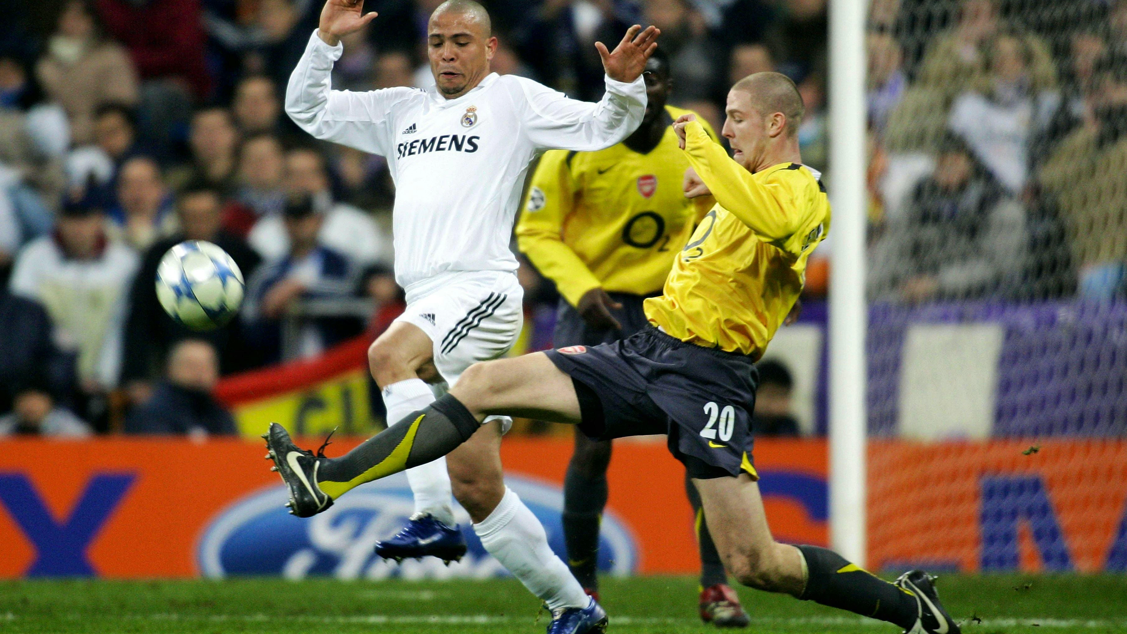 Senderos 2006 im Zweikampf mit Real Madrids Ronaldo.