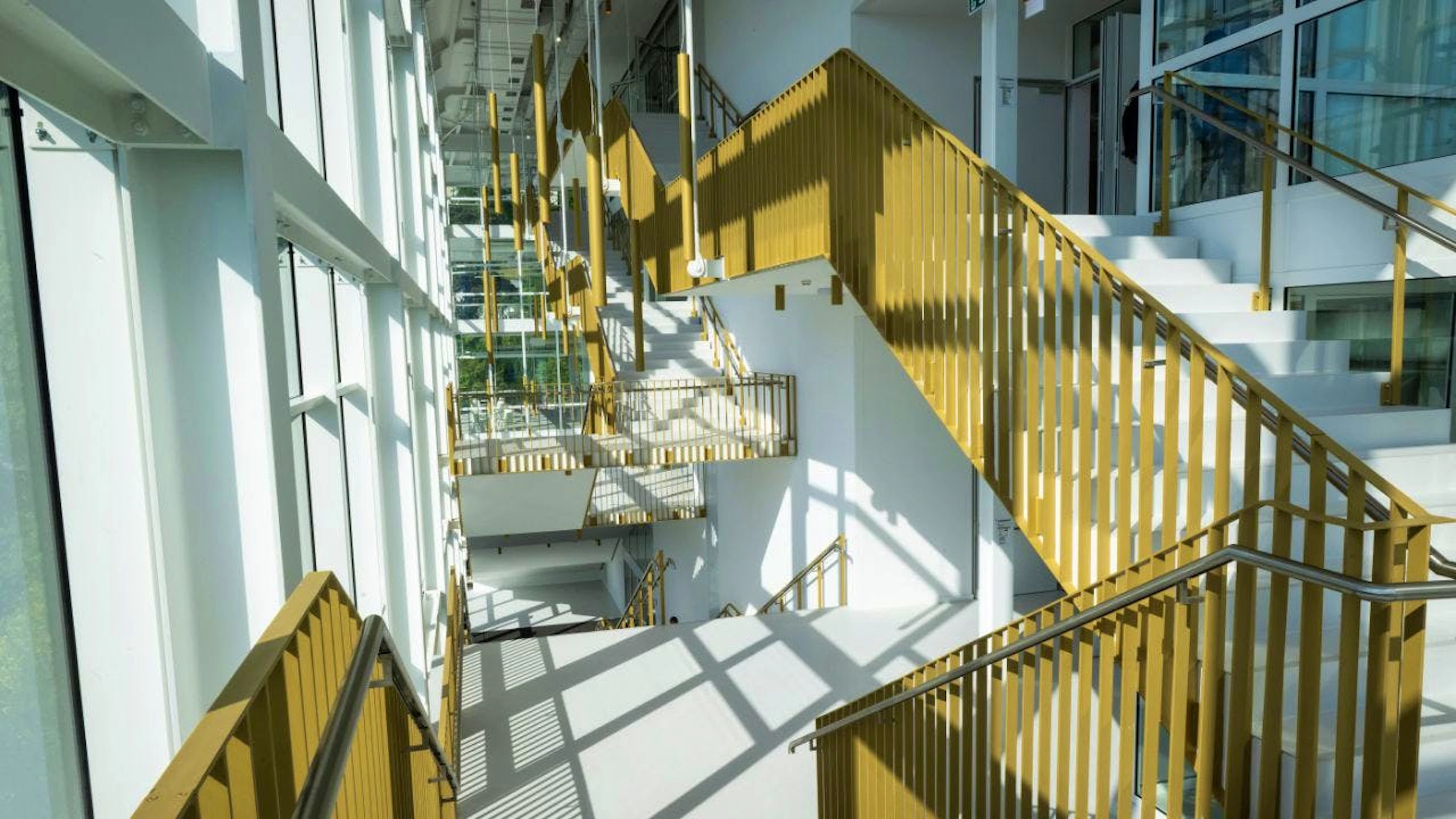 Vue intérieure des escaliers monumentaux qui mènent à l'Auditorium Stravinski en lieu et place de l'ancien escalier en colimaçon.