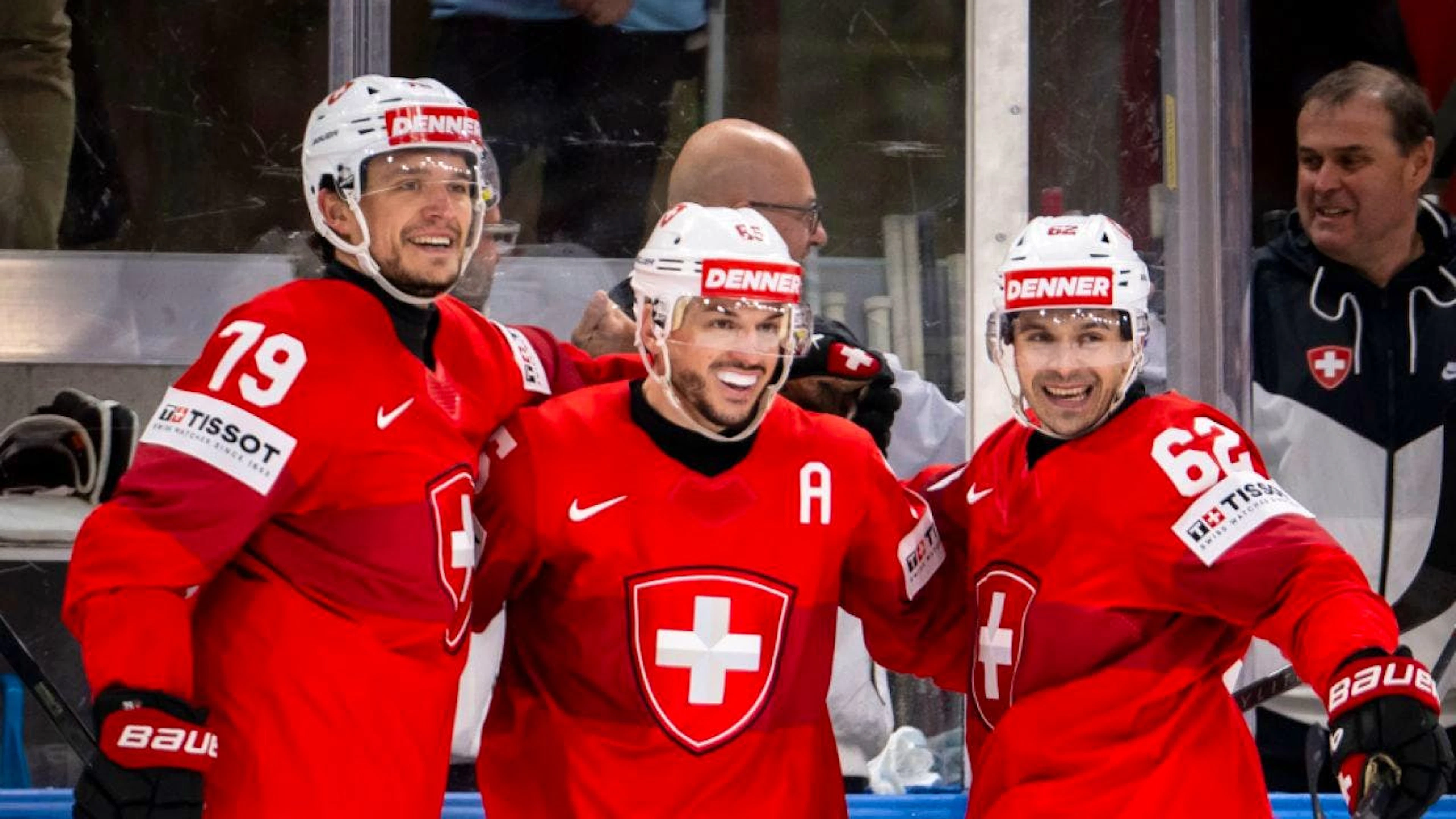 Die nächste Jubelarie in Zürich: Calvin Thürkauf (li.), Sven Andrighetto und Denis Malgin (re.) freuen sich über dessen Siegtor zum 2:1
