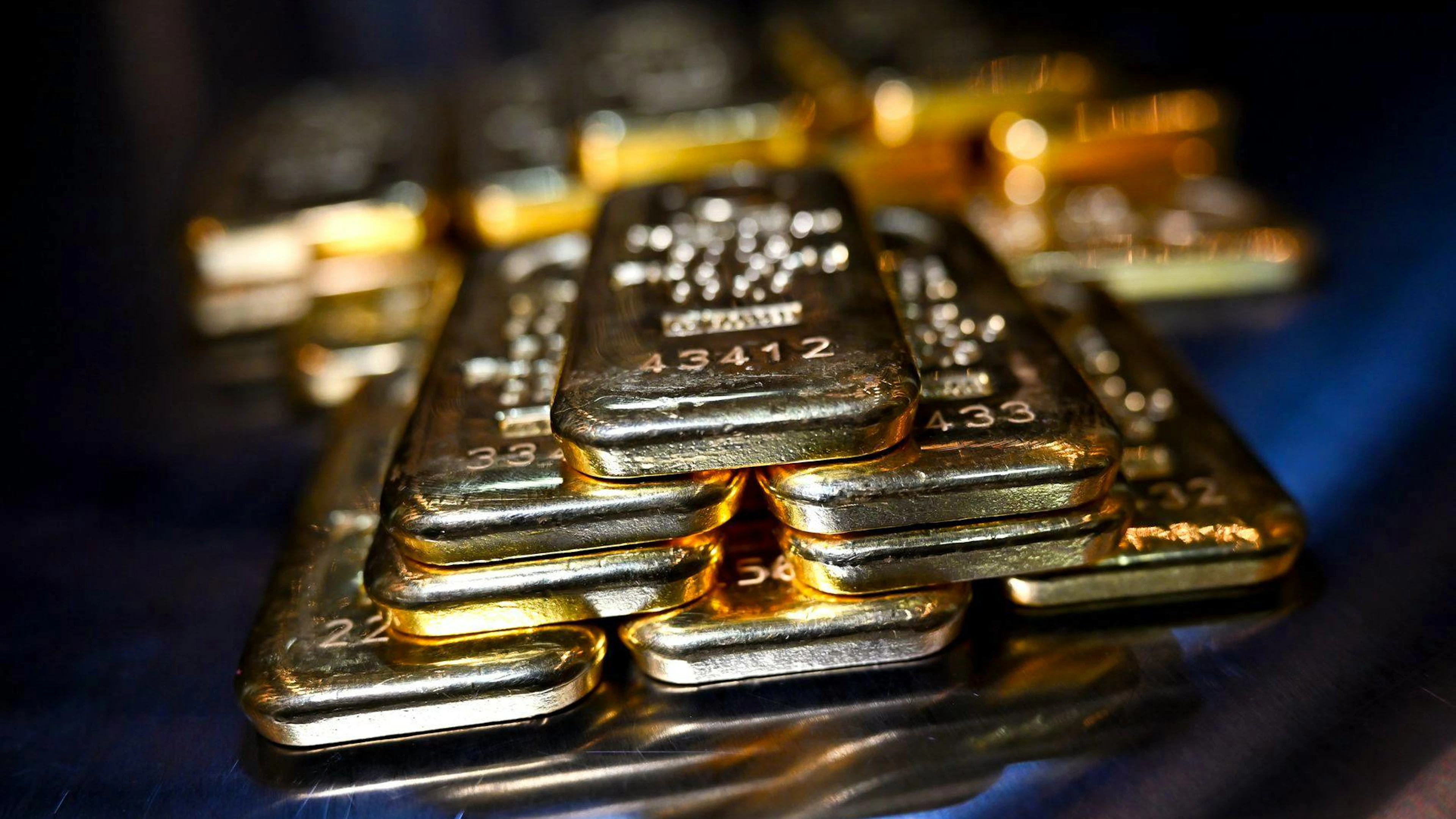 Un ancien espion américain a été interpellé et mis en accusation pour détournement de fonds publics, après la découverte de lingots d'or d'une valeur de plus de 40 millions de dollars.