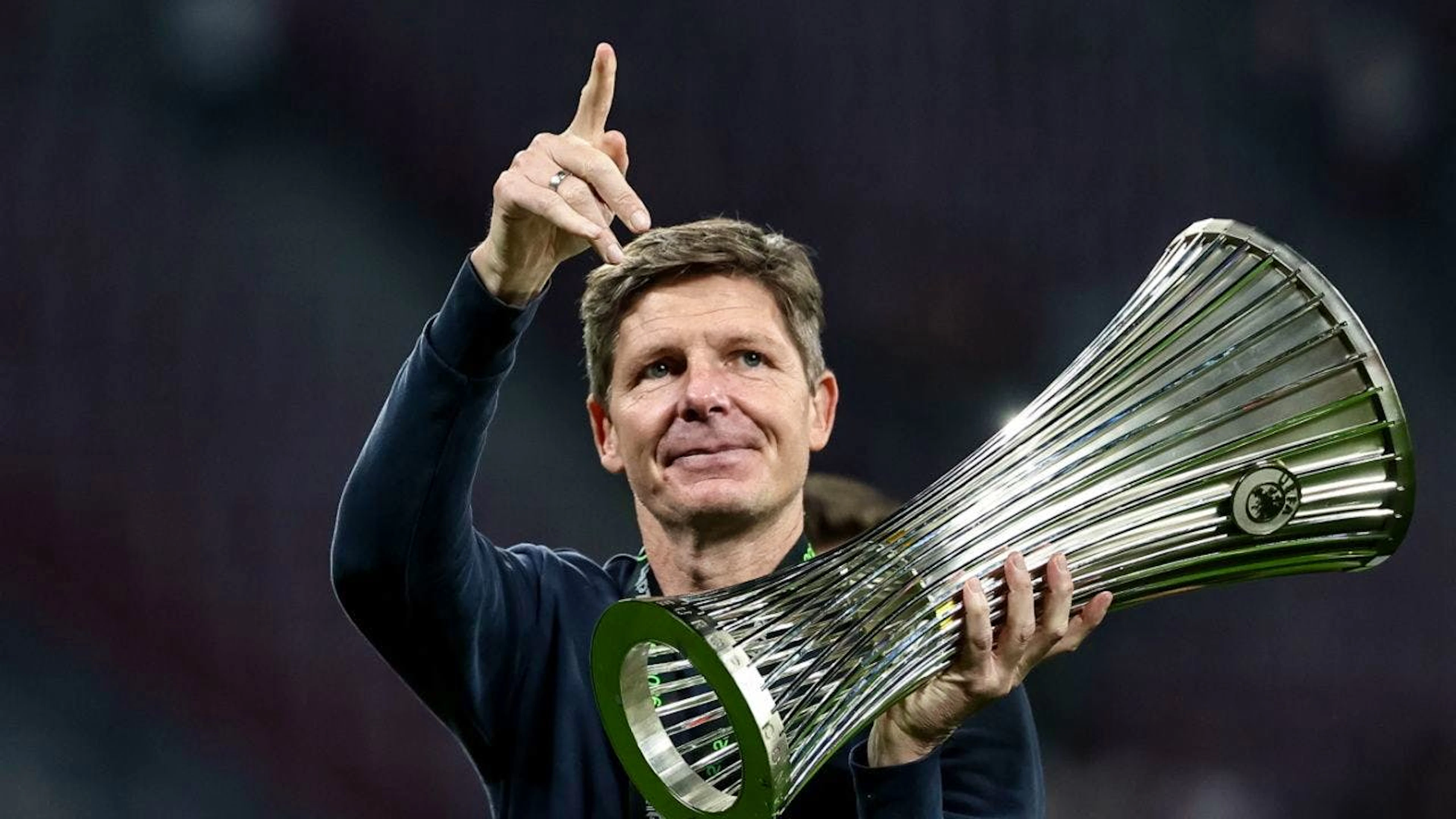 Oliver Glasner mit der Conference-League-Trophäe