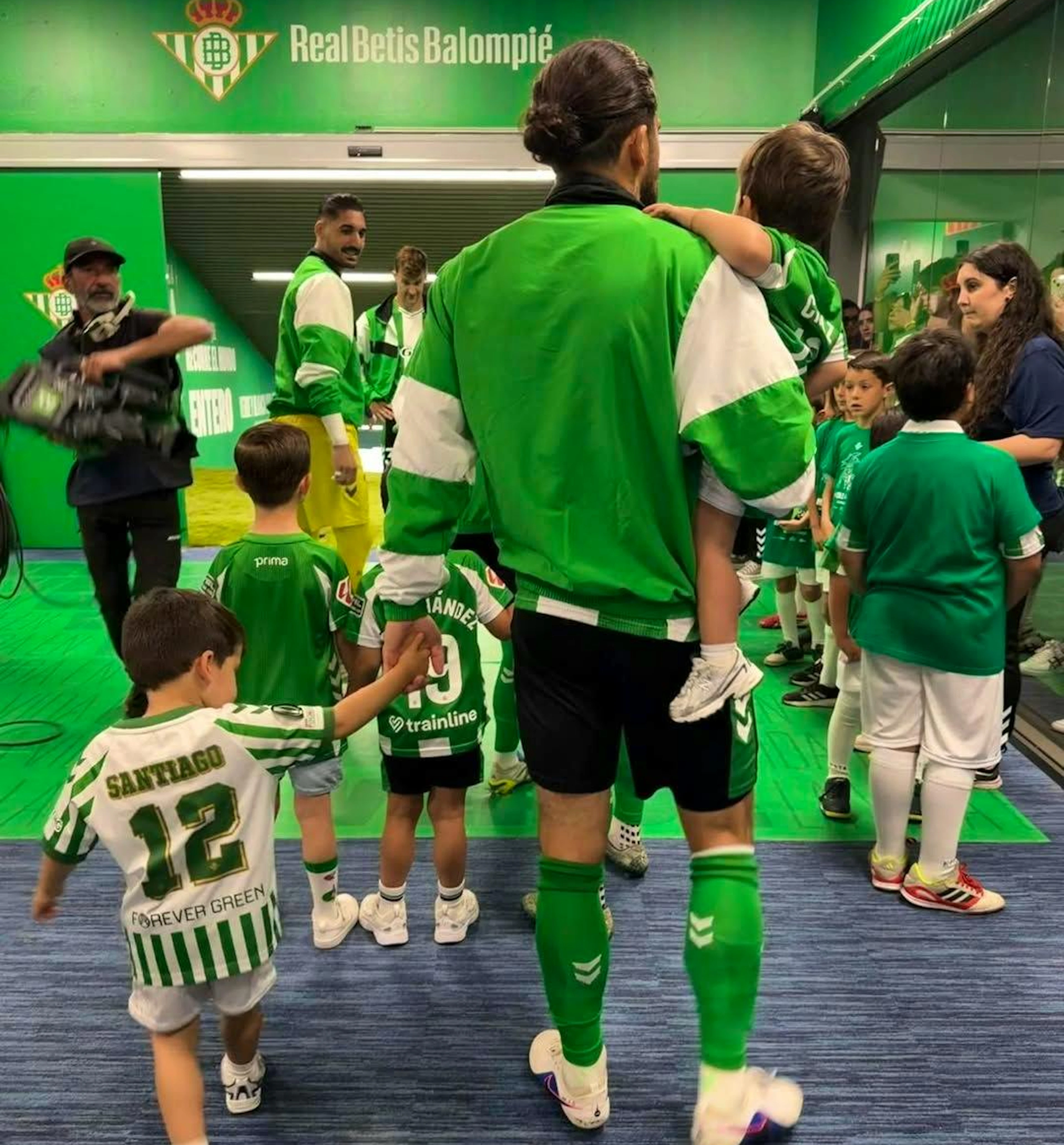 Ricardo Rodriguez mit seinen Söhnen bei Real Betis.