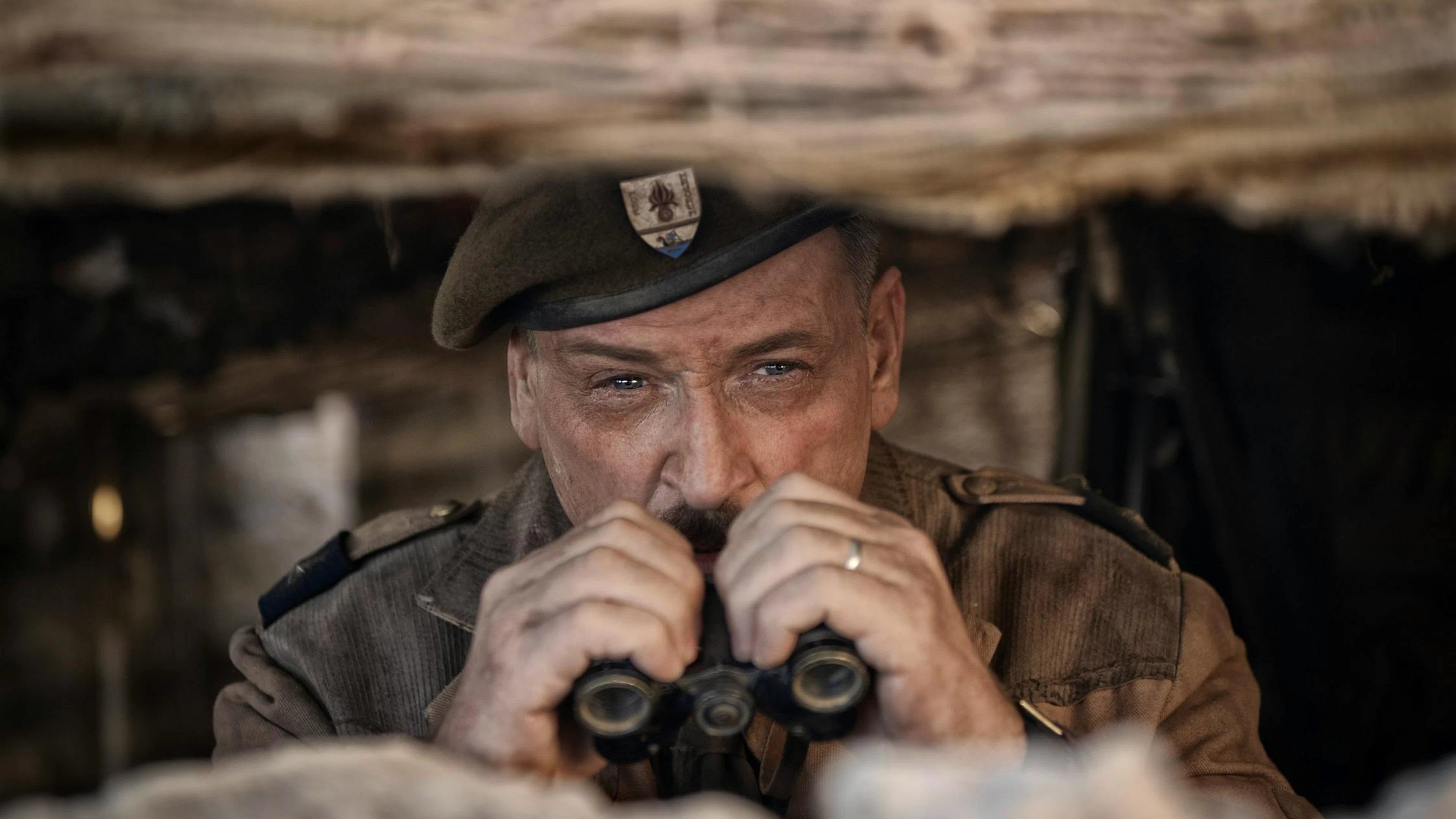 Benoît Magimel incarne avec brio Pierre Koenig, héros de la Seconde Guerre mondiale, commandant de la 1ère brigade française libre lors de la bataille de Bir Hakeim.