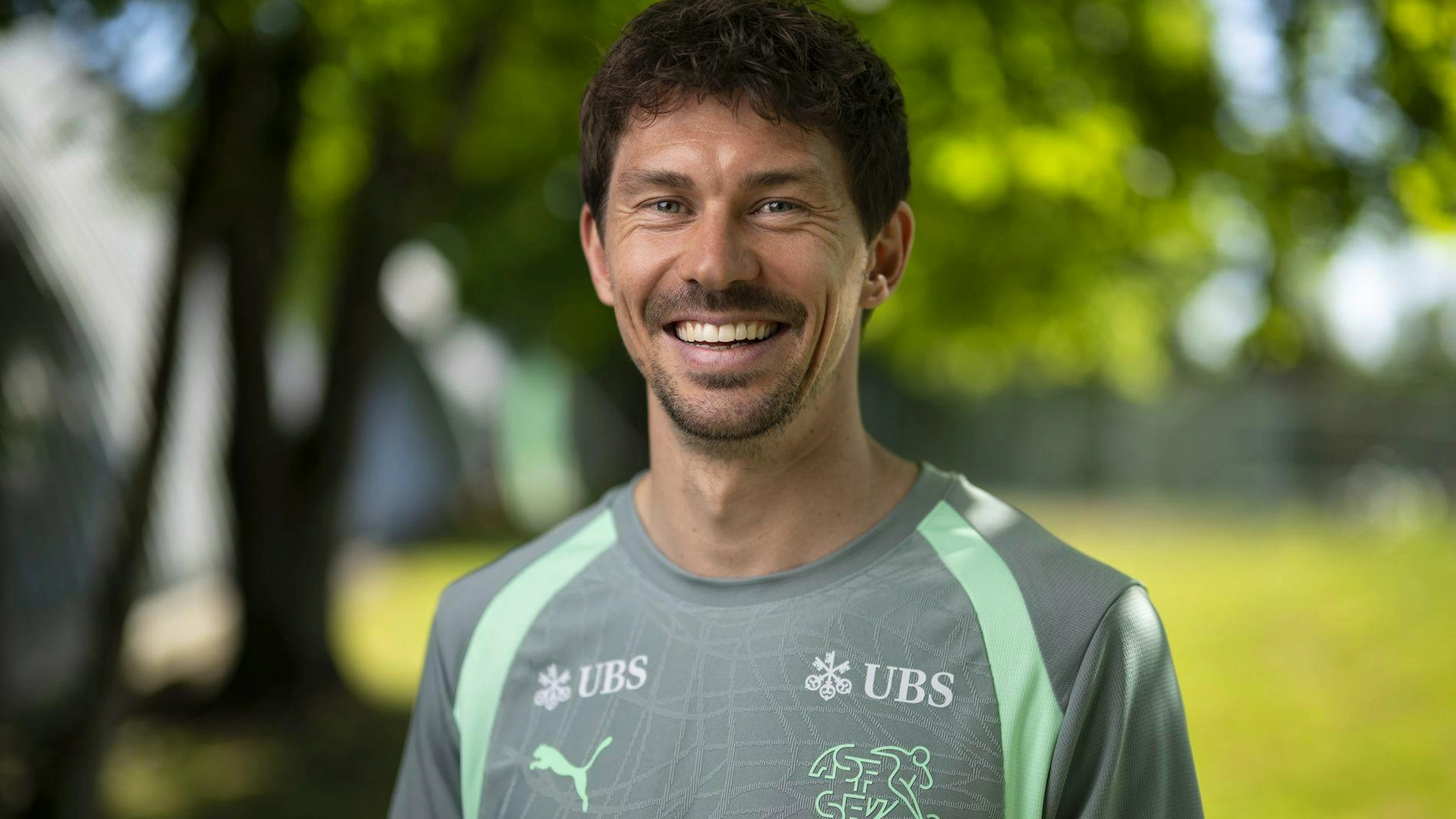 Christian Fassnacht, joueur de l'équipe nationale suisse de football, pose pour un portrait lors du stage de préparation à la Coupe du monde 2026 à Saint-Gall.