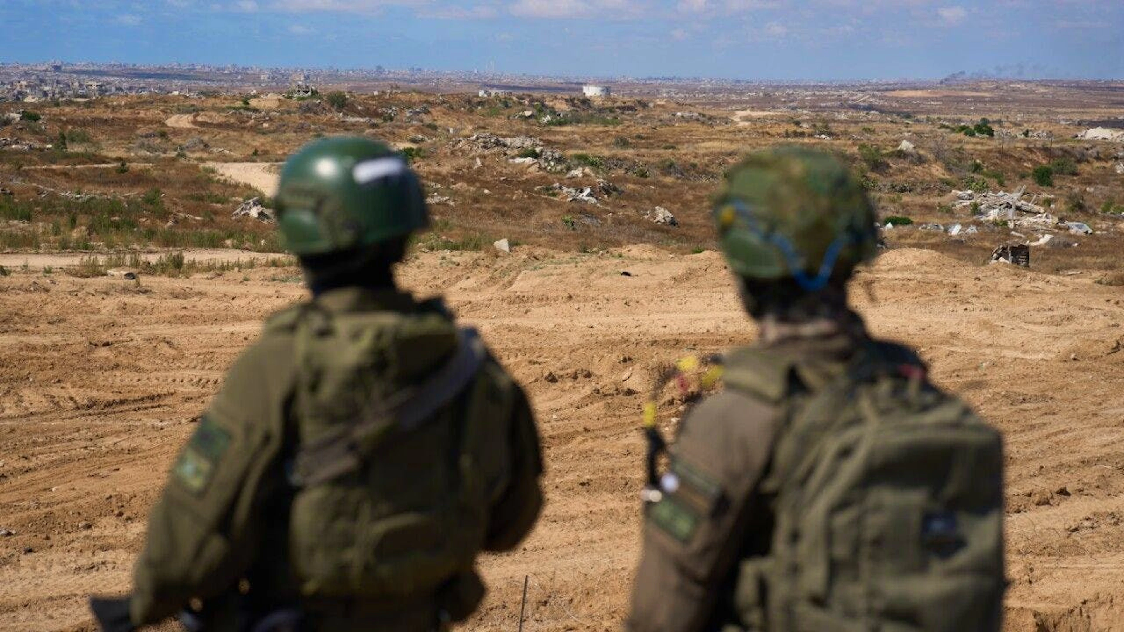 Israelische Soldaten besetzen eine Militärposition mit Blick auf die sogenannte Gelbe Linie im zentralen Gazastreifen. Foto: Ariel Schalit/AP/dpa
