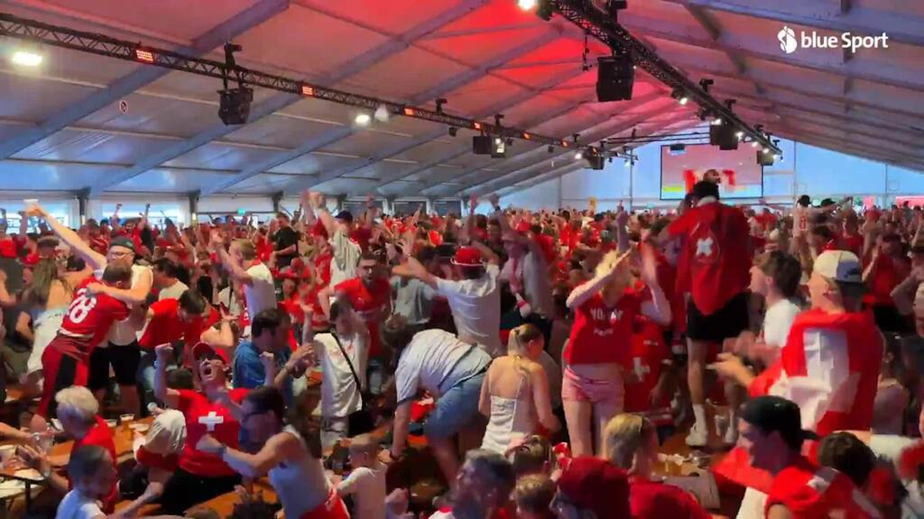 La fan zone de Zurich explose pour l'égalisation de Josi
