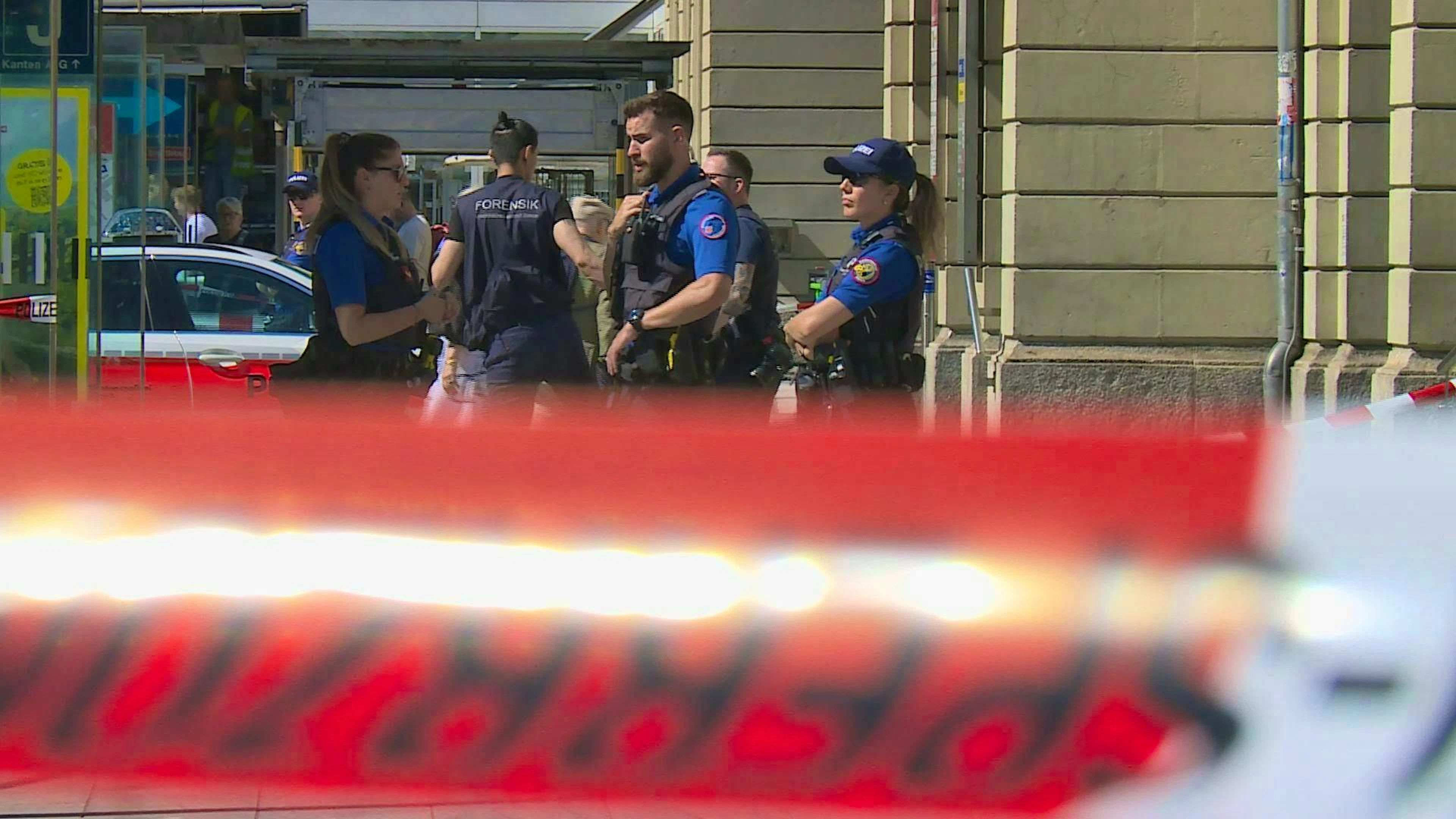 Five minutes after the perpetrator stabbed for the first time, the police arrest him.