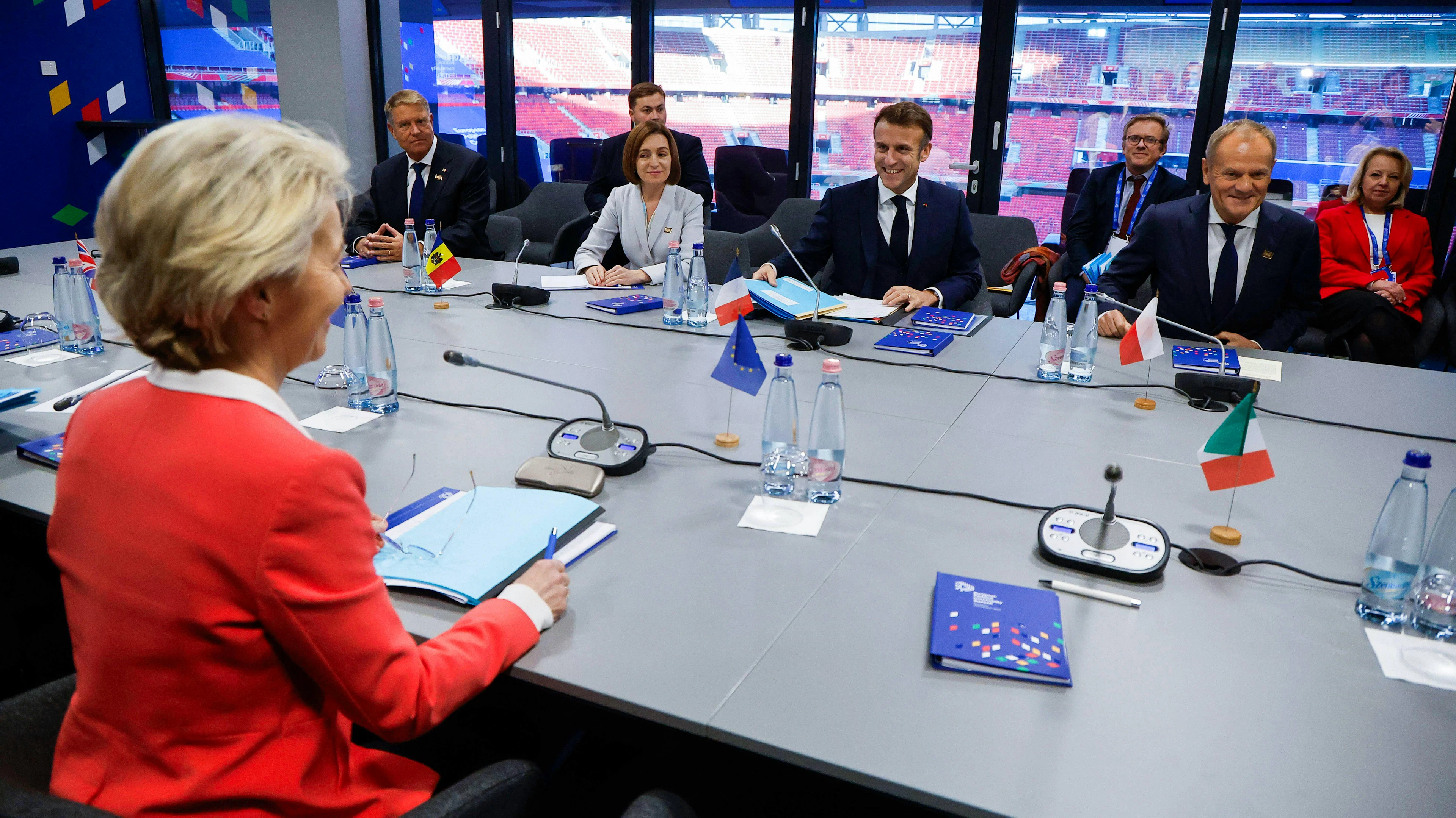 Emmanuel Macron (au centre) en réunion avec Ursula von der Leyen dans la Puskás Aréna.
