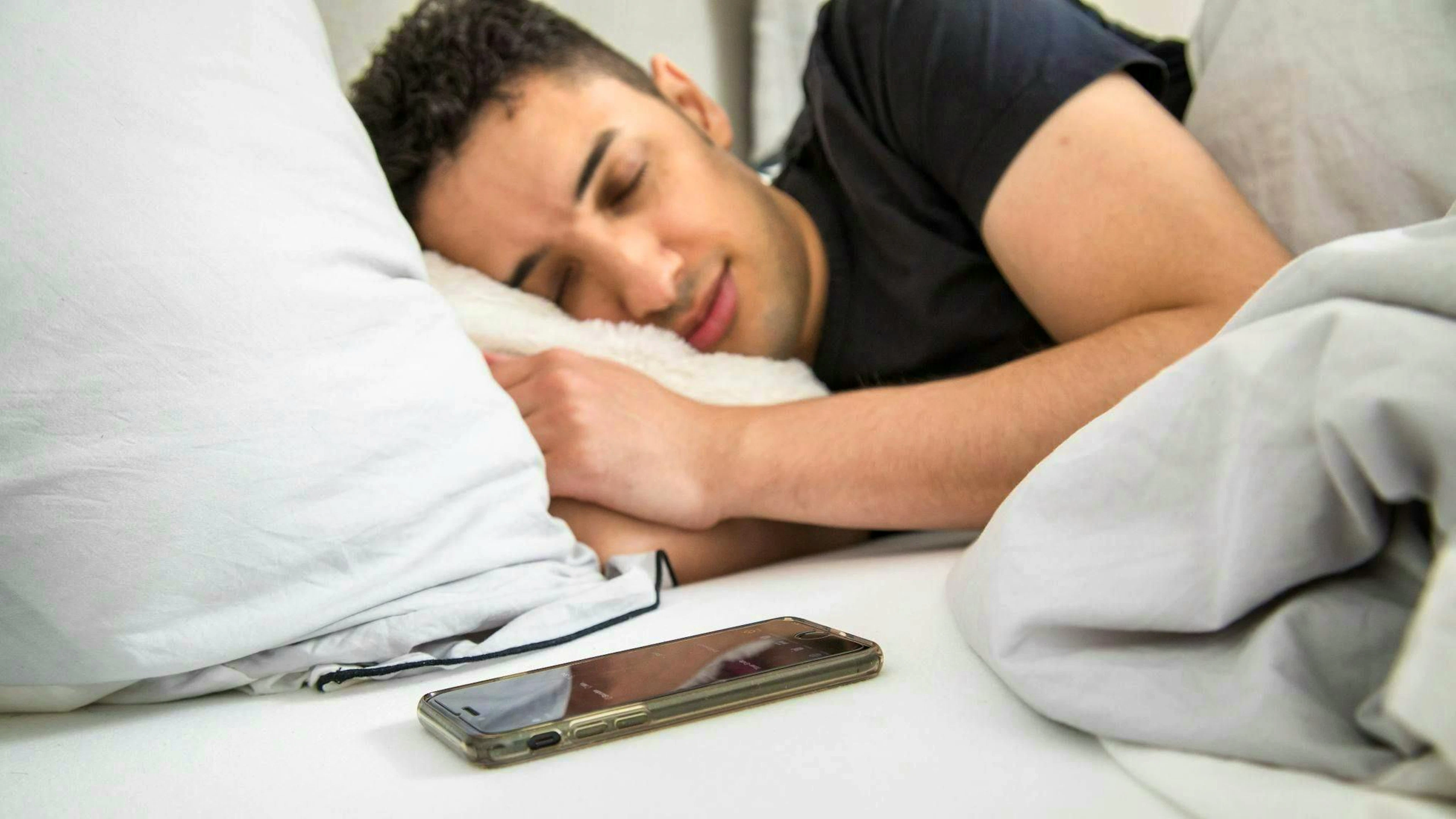 Prendre directement son téléphone portable le matin ? Ce n'est pas une bonne idée.