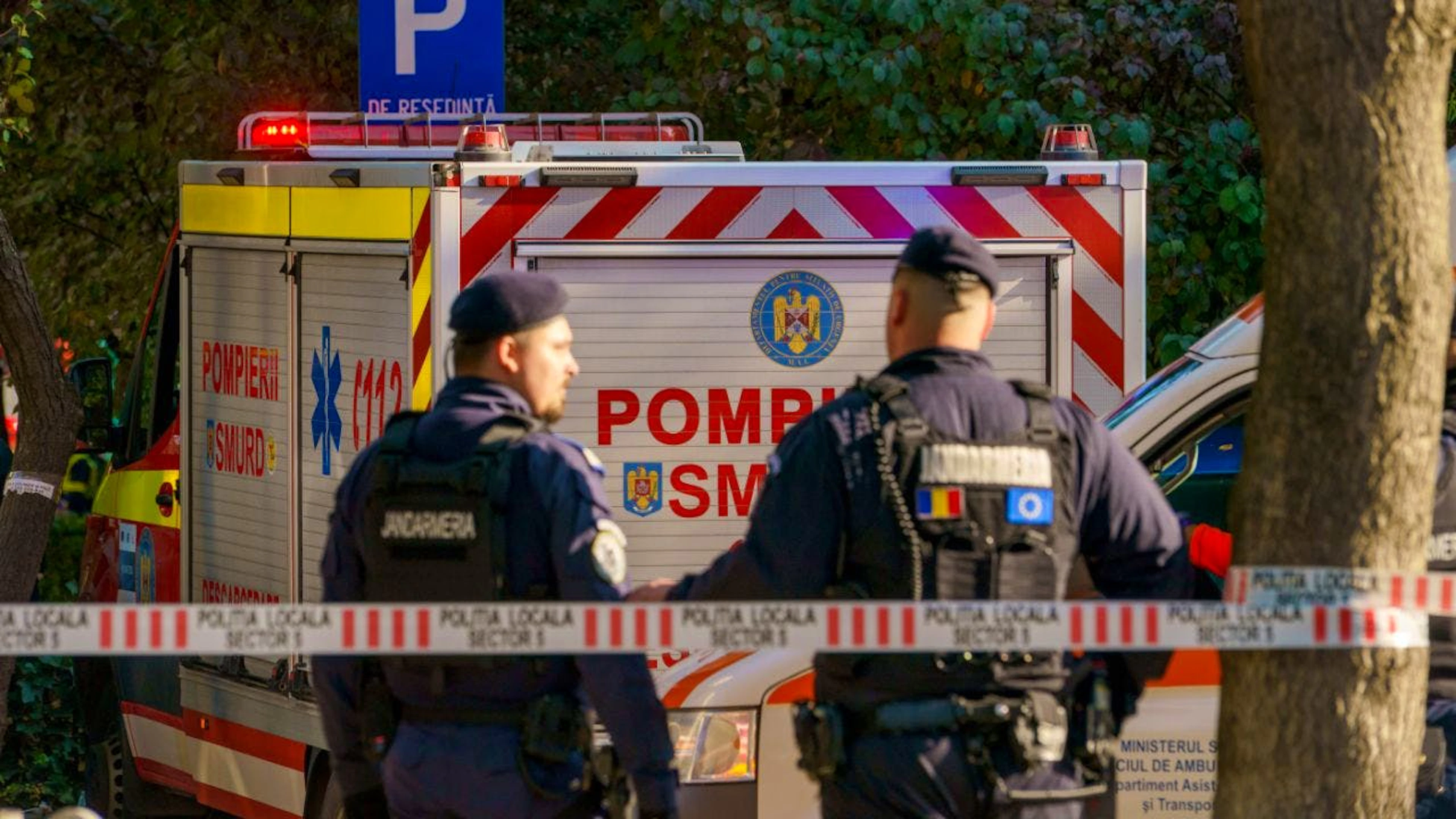 ARCHIV – Rumänische Gendarmerie sperrt eine Strasse in einem Wohngebiet ab, nachdem es in einem Wohnblock zu einer starken Explosion gekommen ist. Foto: Uncredited/AP/dpa