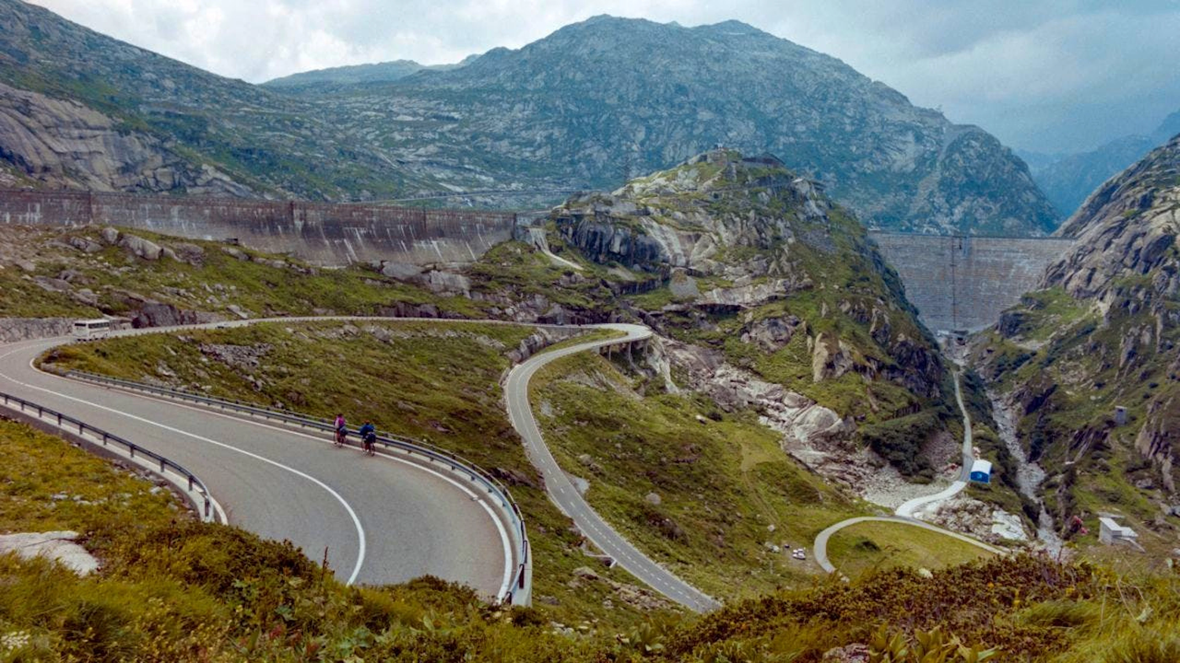Die Strasse über den Grimselpass wurde am Freitagmorgen nach der Wintersperre wieder für den Verkehr freigegeben. (Archivbild)