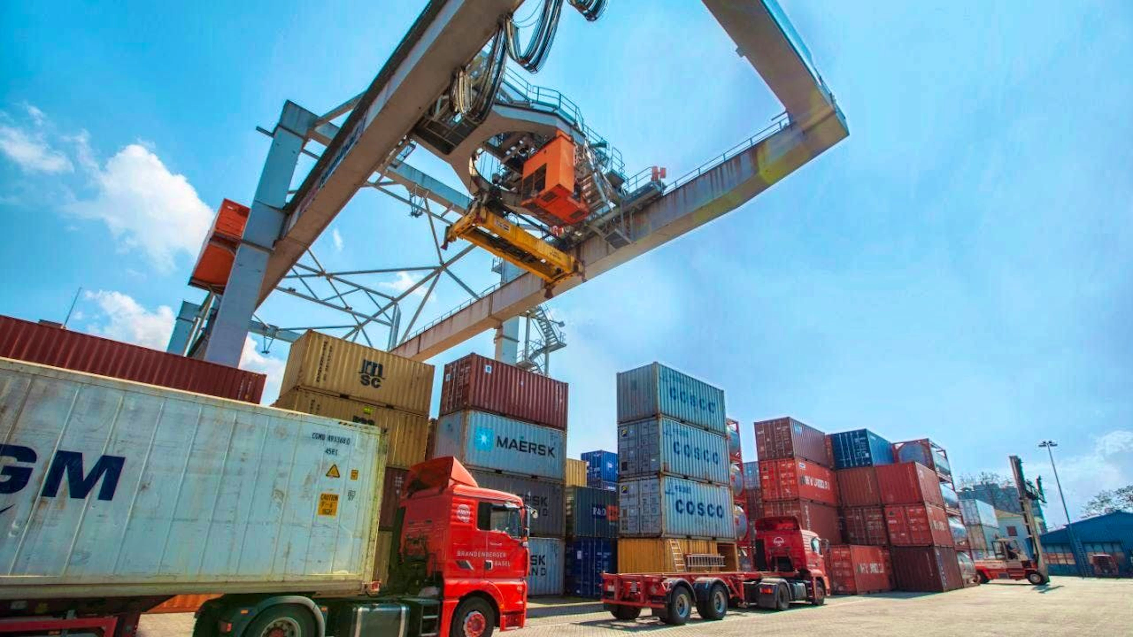 The export industry remains under pressure - the picture shows the port of Kleinhüningen in Basel. (Archive)