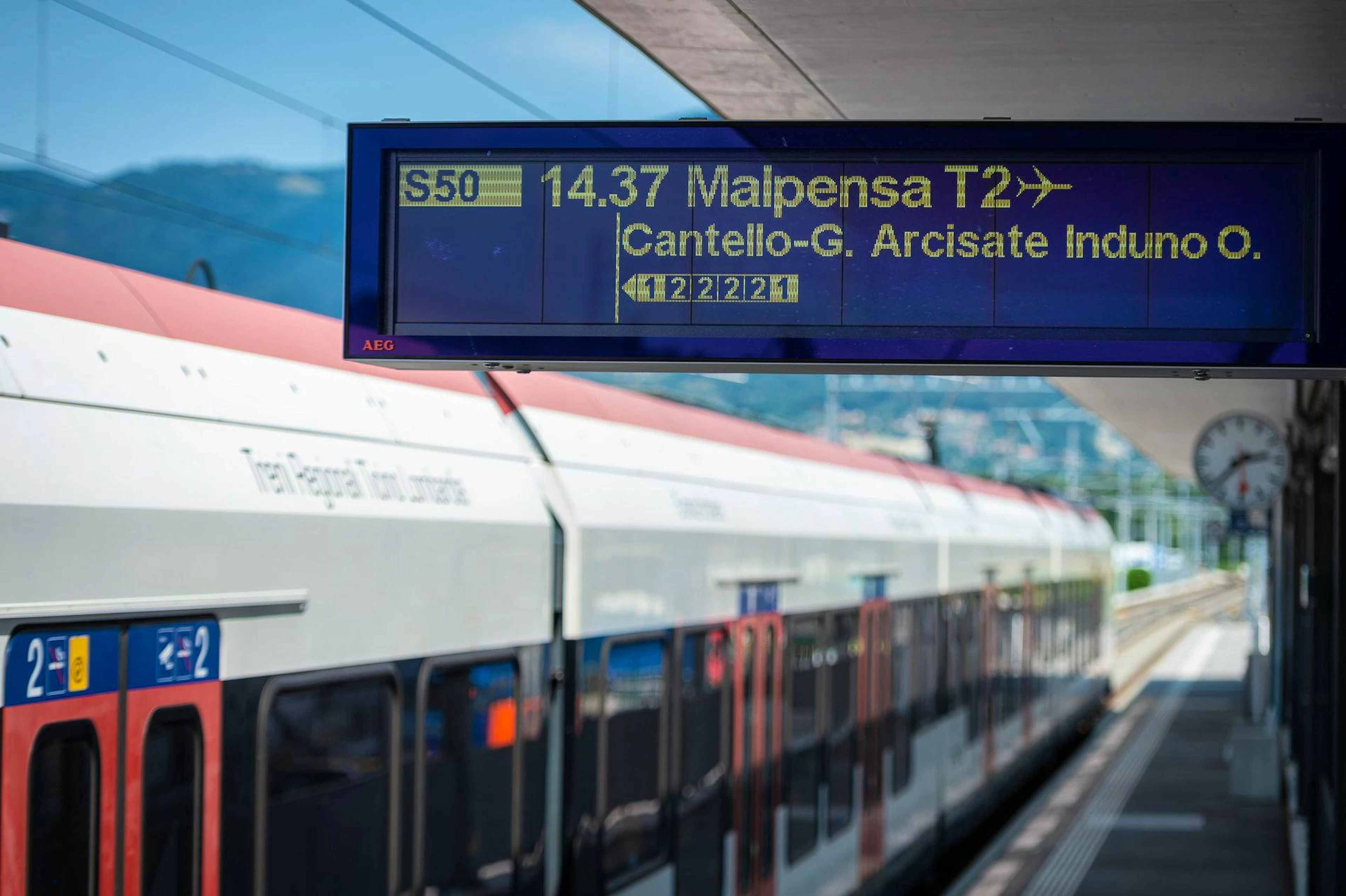 Coinvolta anche la linea diretta all'aeroporto di Malpensa (immagine d'archivio d'illustrazione).