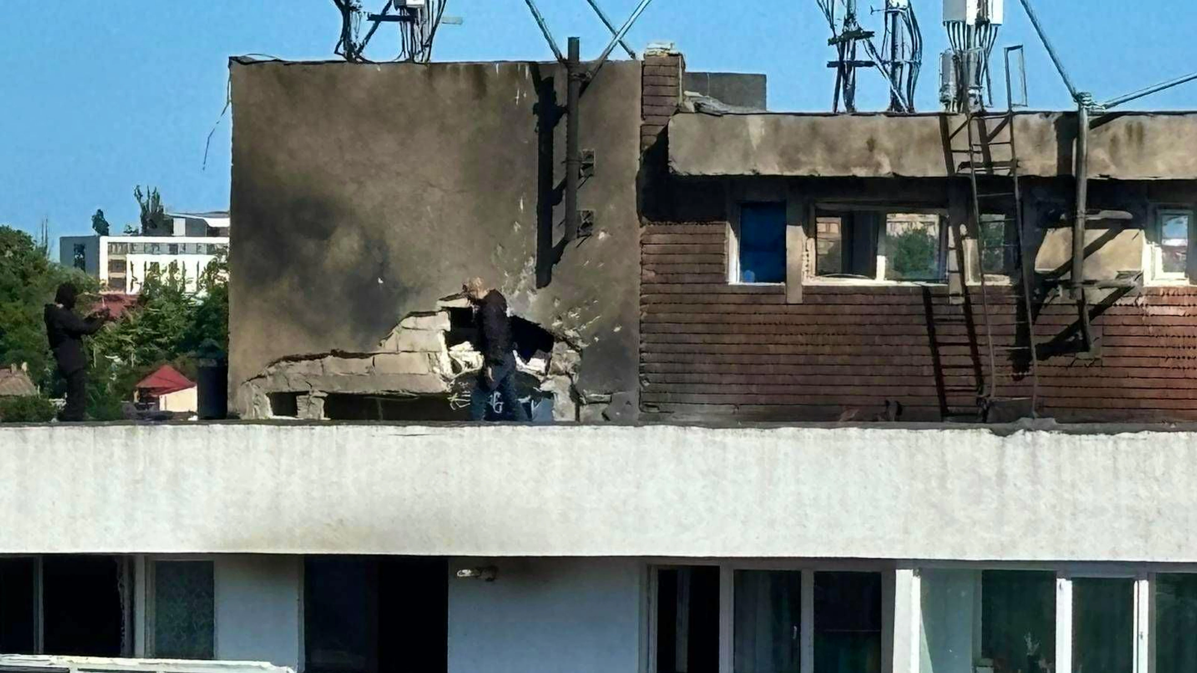 La chute d'un drone ayant blessé deux personnes dans un immeuble d'habitation en Roumanie. le pays impute l'incident  à la Russie.