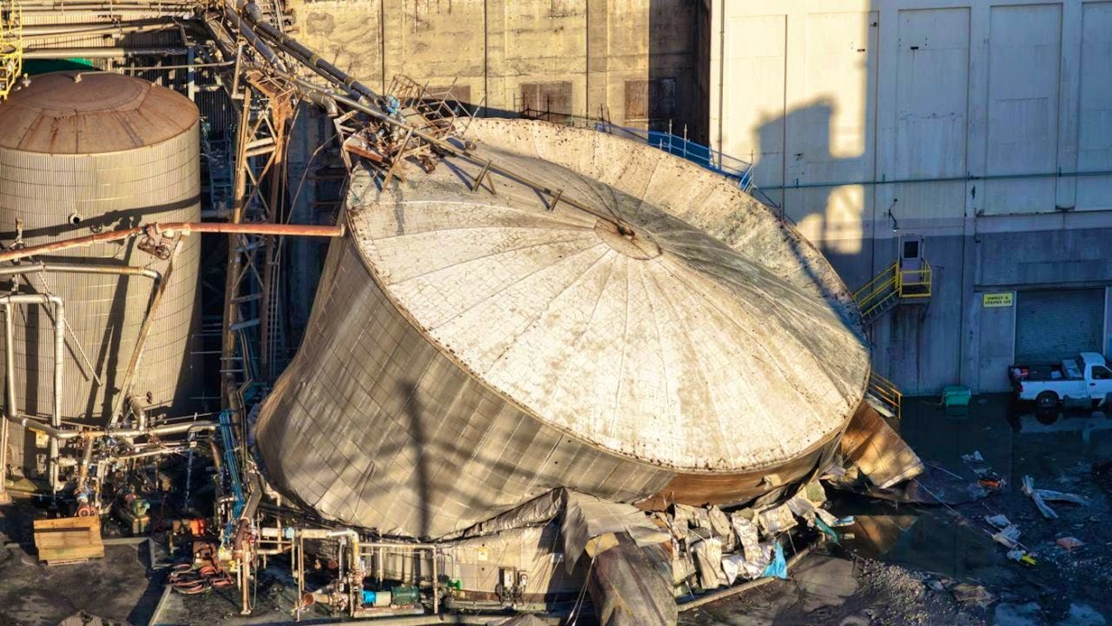 dpatopbilder - Damage at Nippon Dynawave Packaging Co. after the implosion of a tank containing hazardous liquid. Photo: Karen Ducey/The Seattle Times/dpa - ATTENTION: For editorial use only and only with full attribution of the above credit
