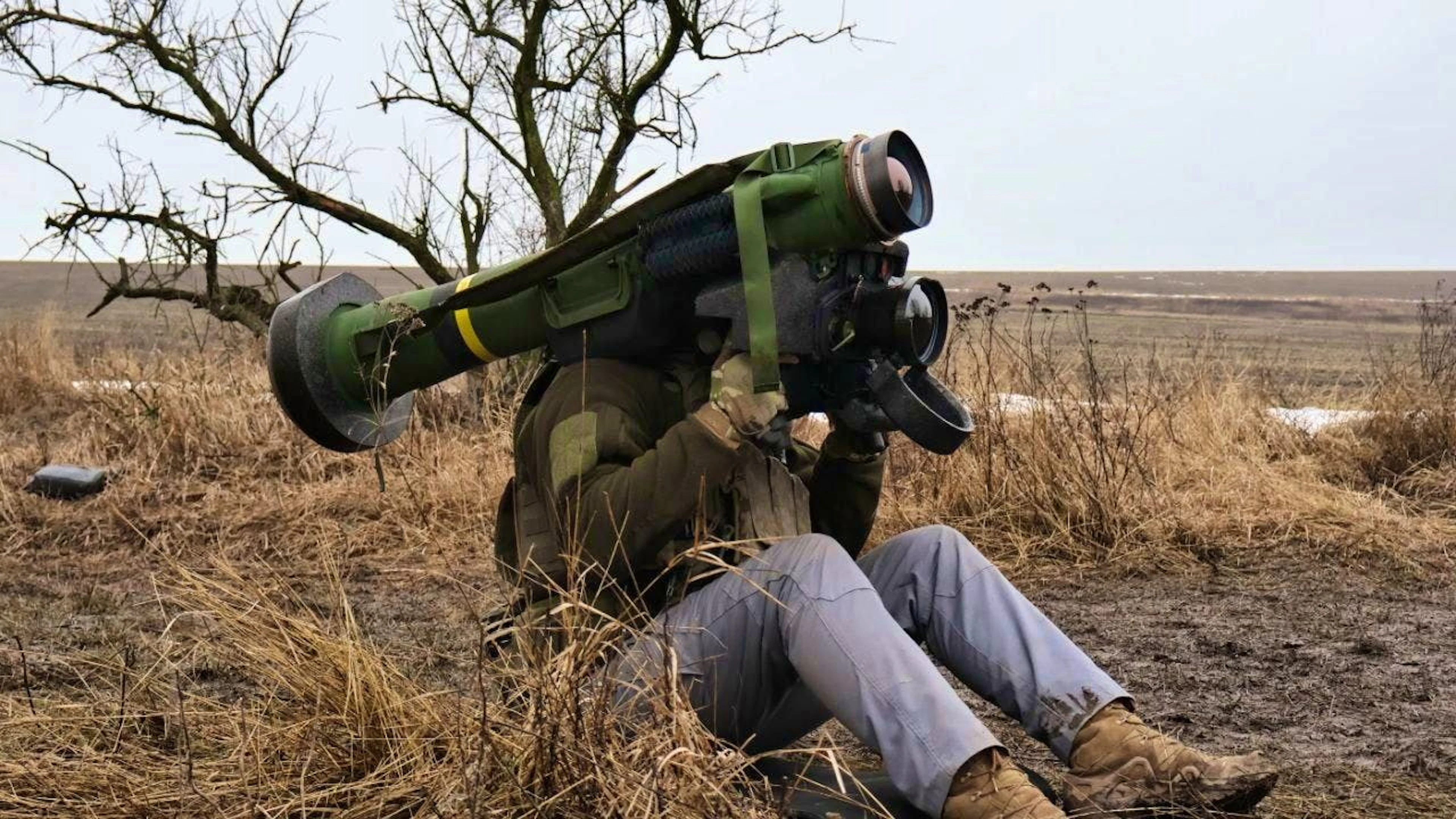 HANDOUT - In this photo provided by the press service of the 65th Mechanized Brigade of Ukraine, a soldier prepares an FGM-148 Javelin anti-tank missile system during an exercise near the front line in the Zaporizhzhya region. Photo: Andriy Andriyenko/Ukrainian 65 Mechanized brigade/dpa - ATTENTION: For editorial use only in connection with current reporting and only with full attribution of the above credit