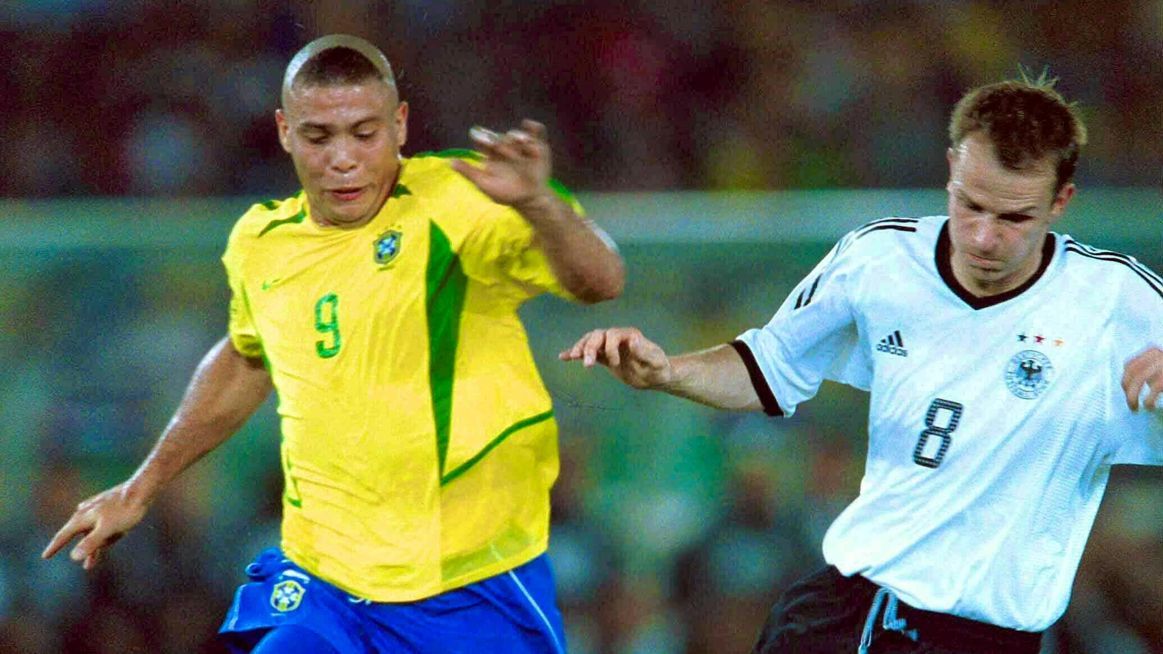 Didi Hamann (rechts) im Duell gegen Ronaldo (links) an der WM 2002.