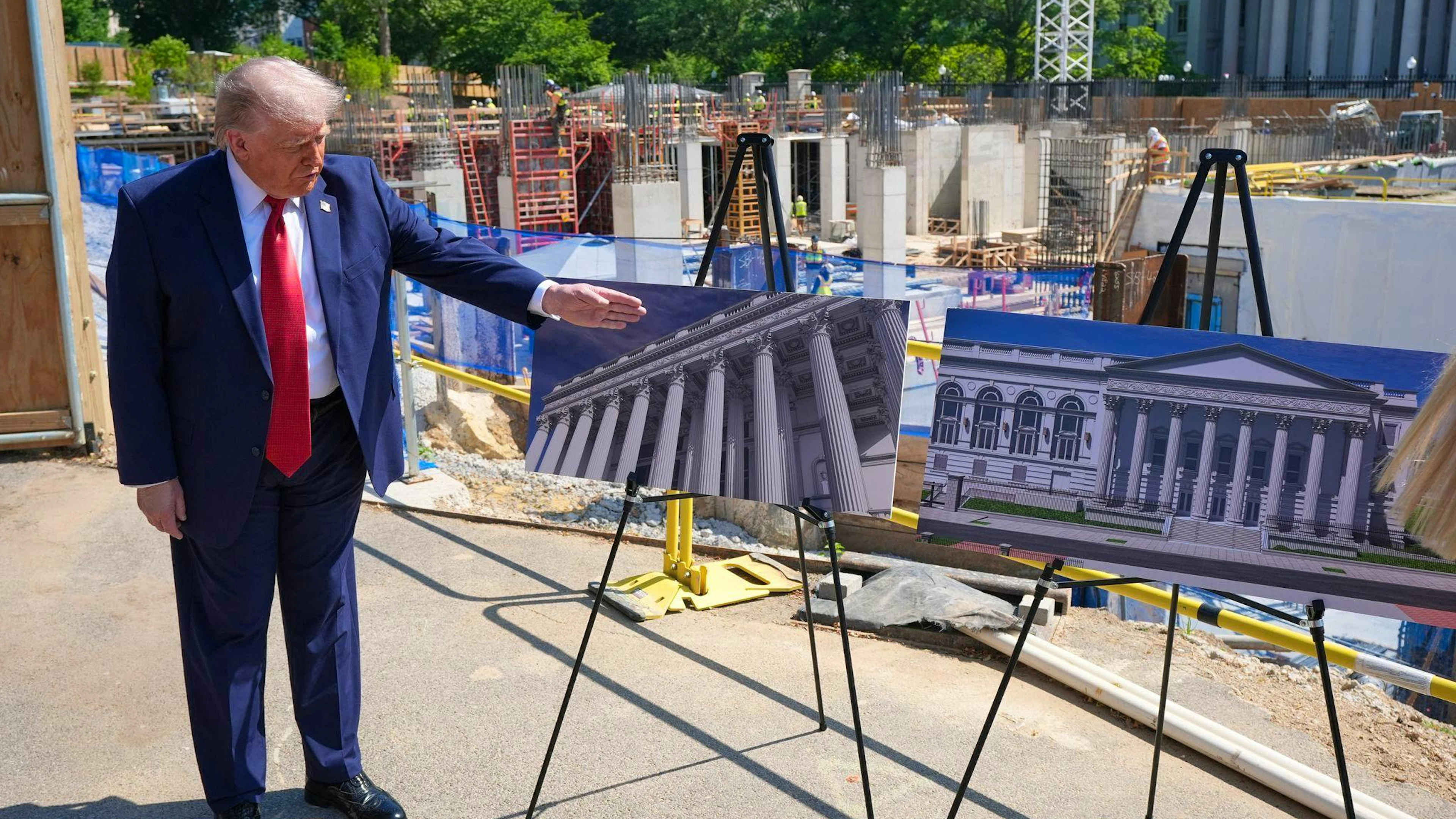 Stolz zeigt sich Trump vor der Baustelle – doch die Kosten für seinen Ballsaal explodieren.