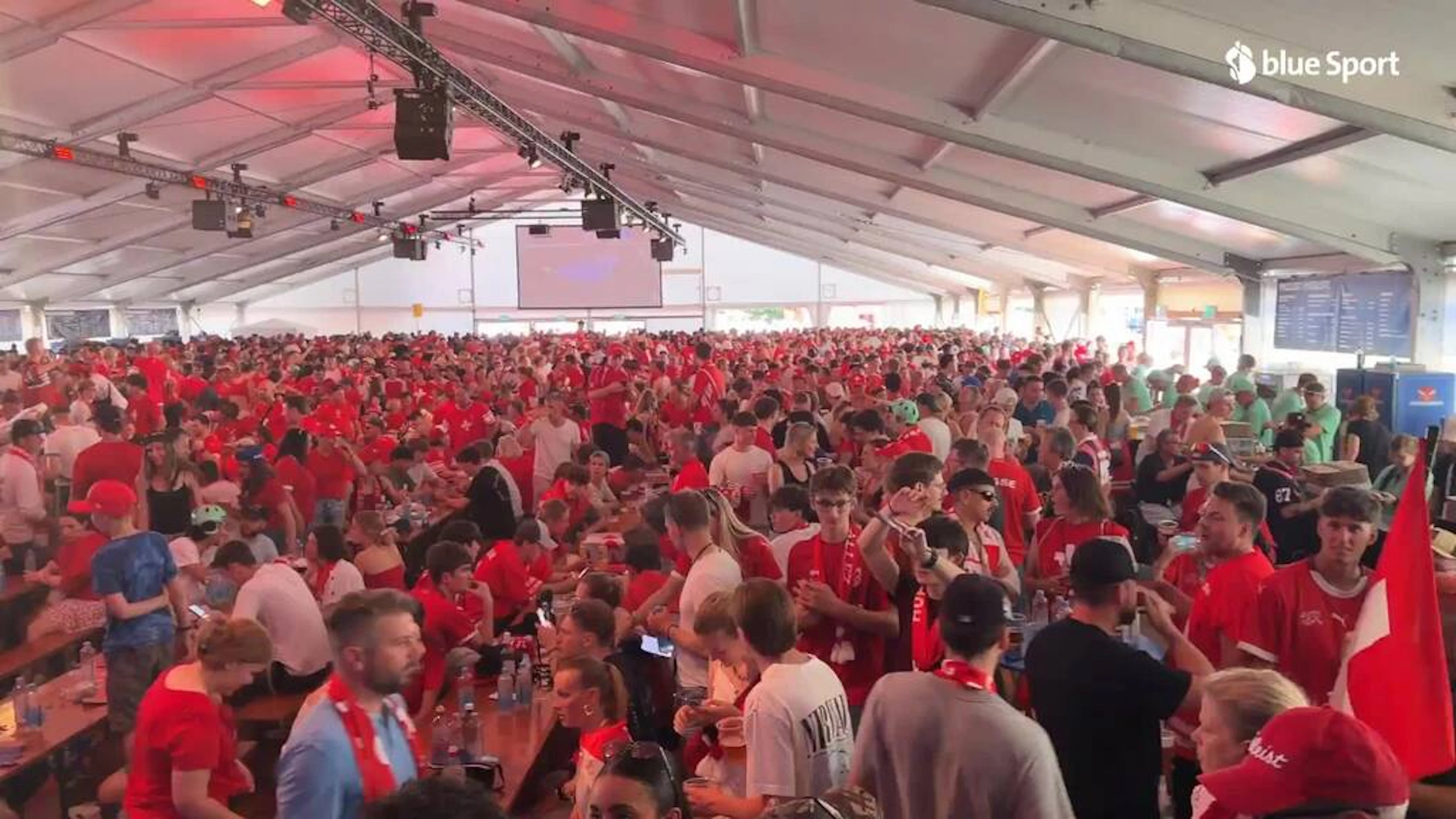 Ausgelassene Stimmung im Festzelt während der ersten Pause