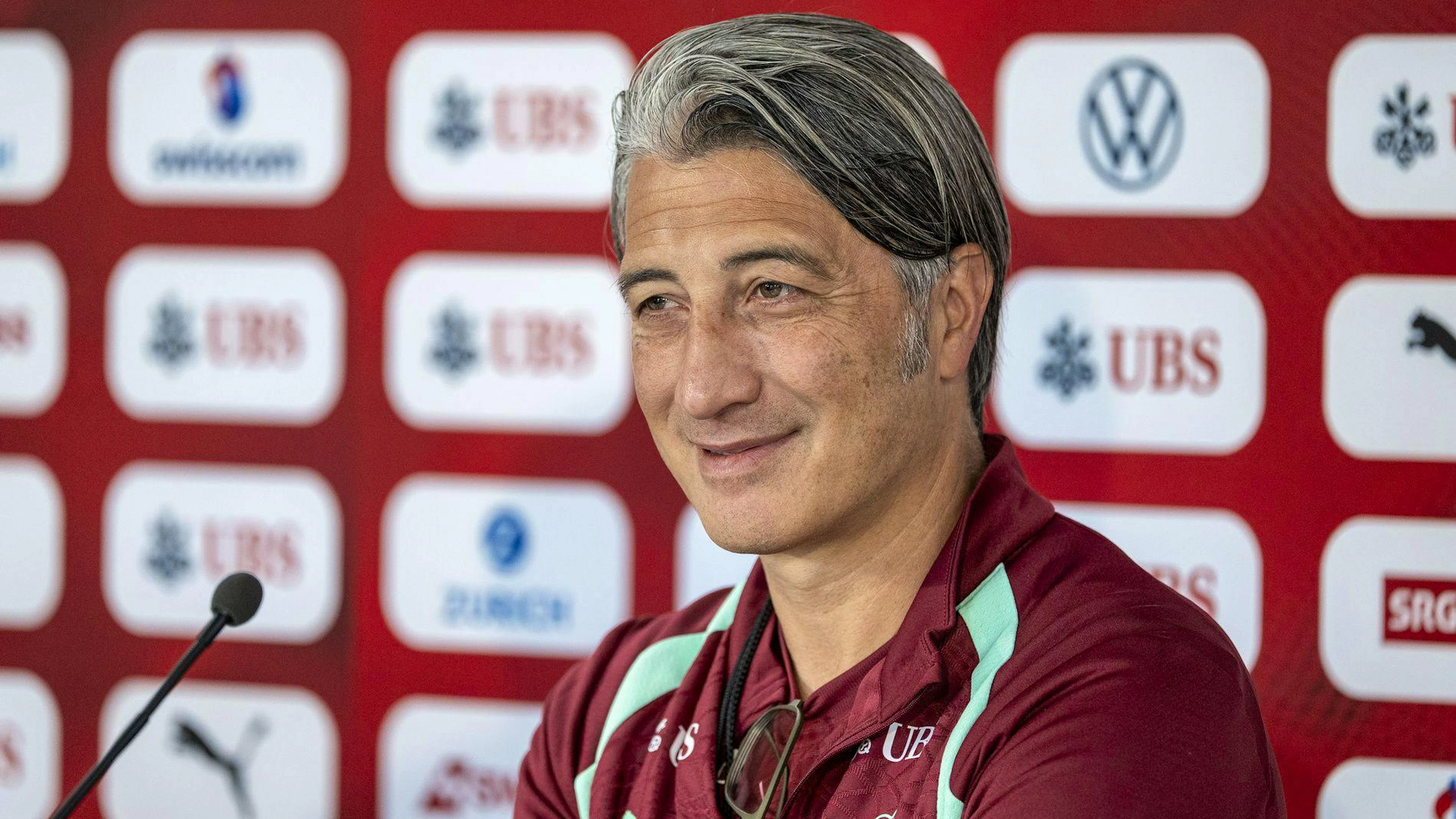 Murat Yakin spricht an der Medienkonferenz am Samstag über den WM-Test gegen Jordanien.