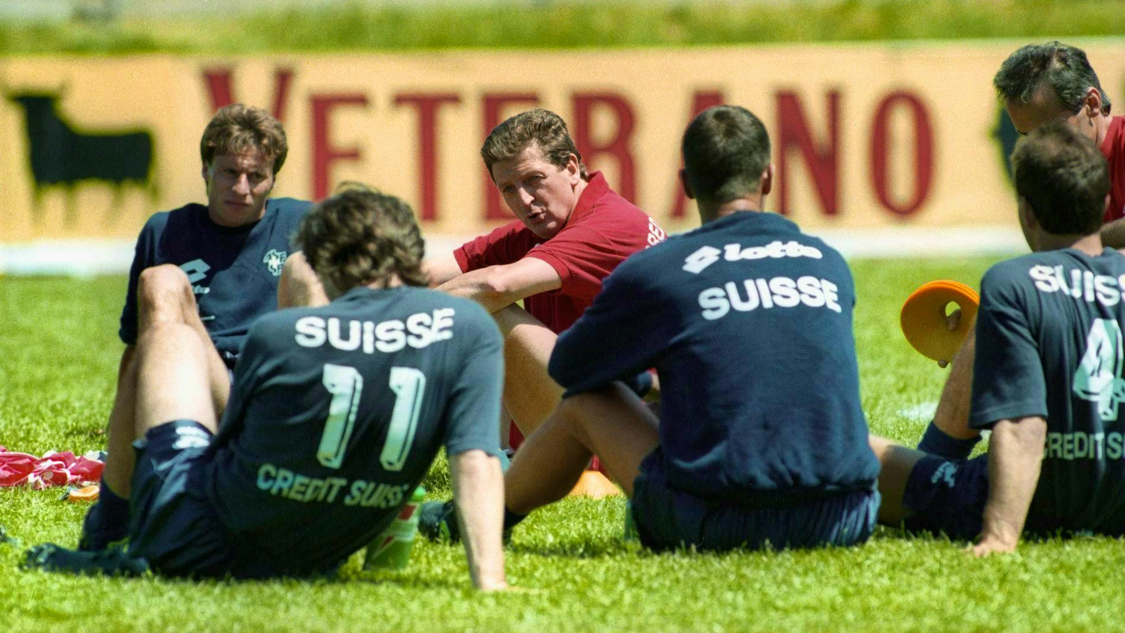 Roy Hodgson parla ai suoi giocatori durante l'allenamento a Montreal nel giugno 1994.