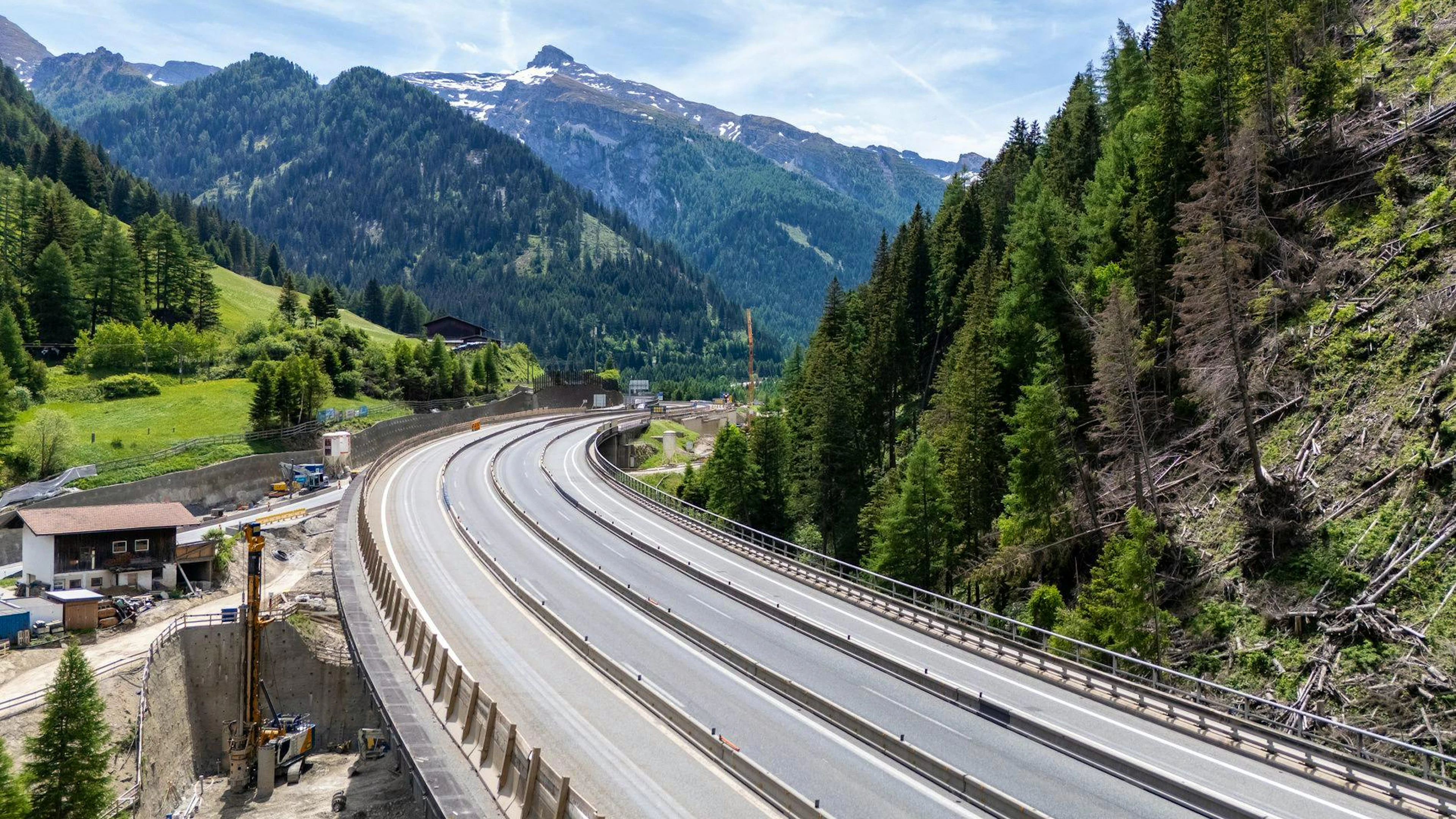 Die Autobahn ist während der Sperrung komplett leer.