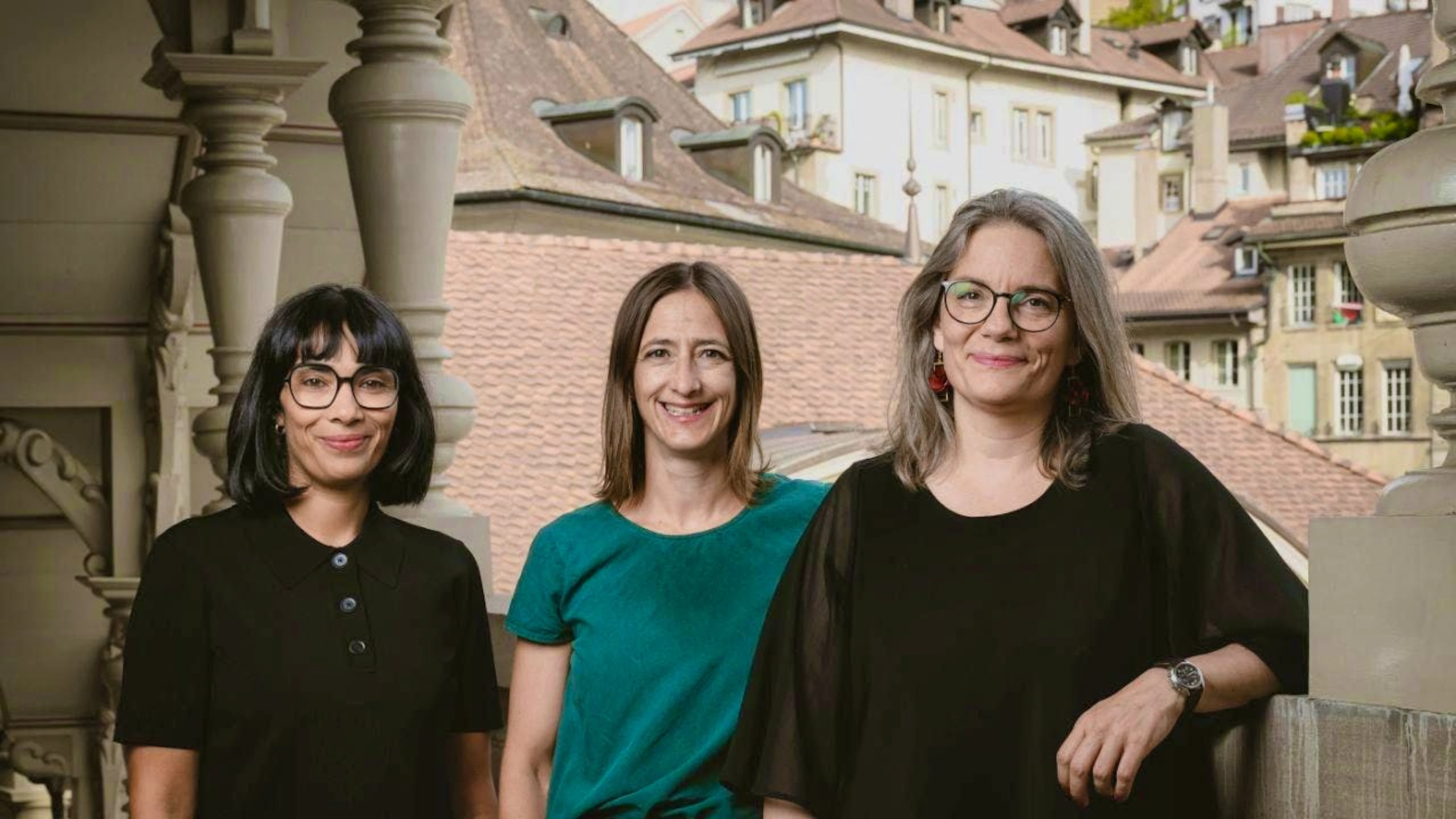 The SP of the canton of Fribourg is putting forward three female candidates for the State Council. From left: Kirthana Wickramasingam, member of the cantonal parliament and municipal councillor of Bulle, Stephanie Tschopp (center), municipal councillor of Schmitten, and Lise-Marie Graden, mayor of the Saane district.