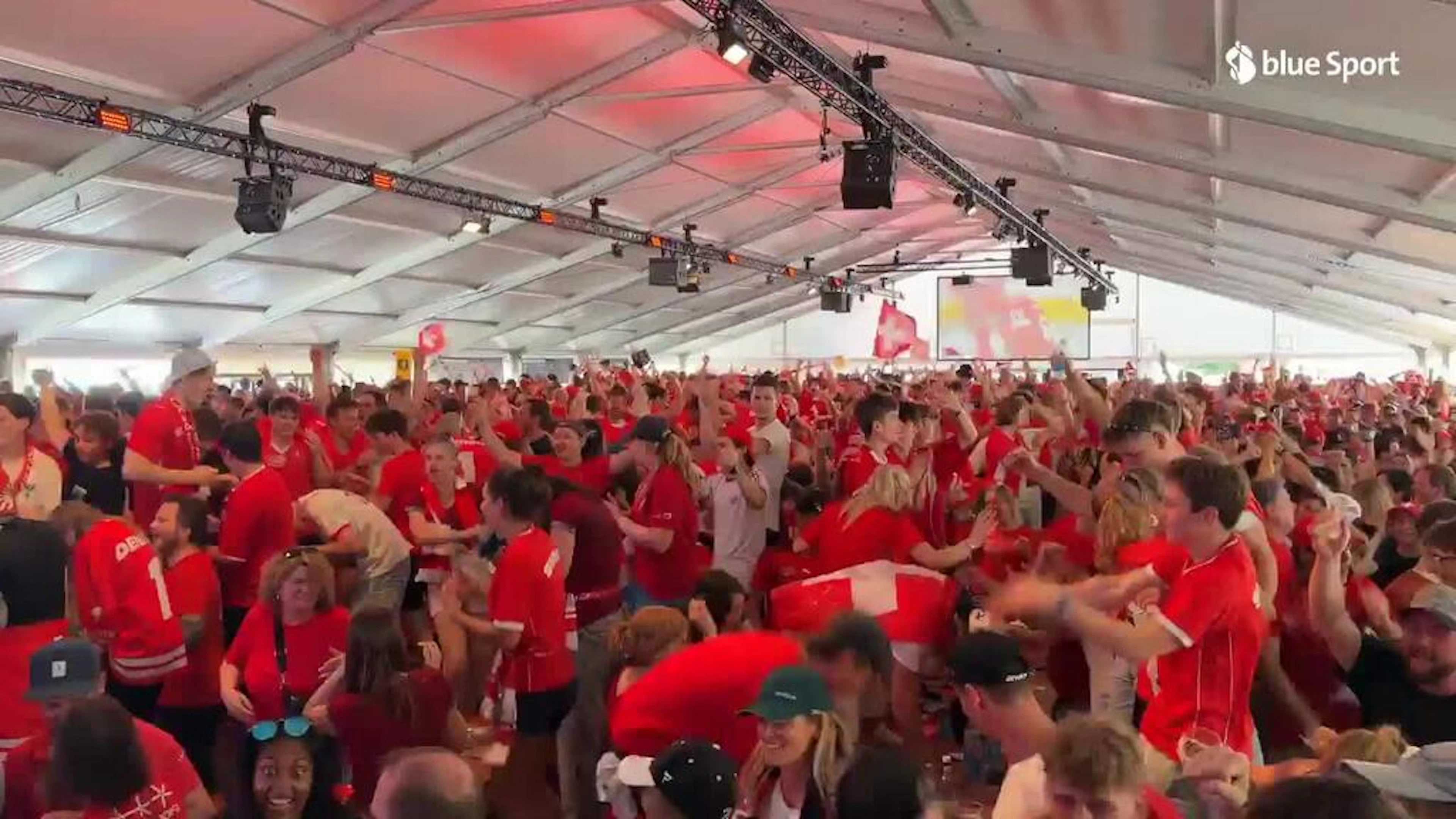 Nach dem 2:0 von Malgin fliegen in der Fanzone die Bierbecher