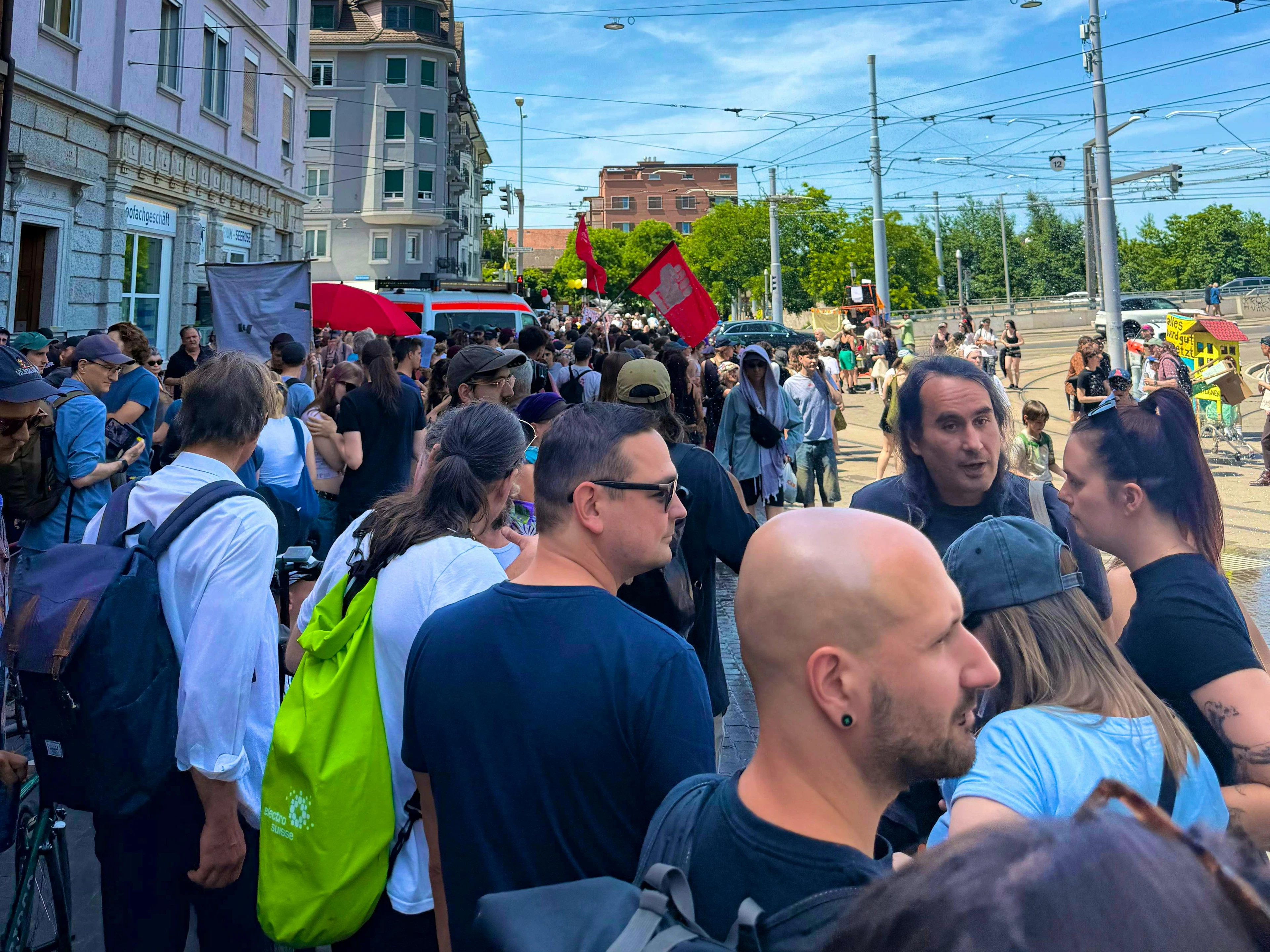 Shortly before the start of the housing demo in Zurich, many people had already gathered on site.