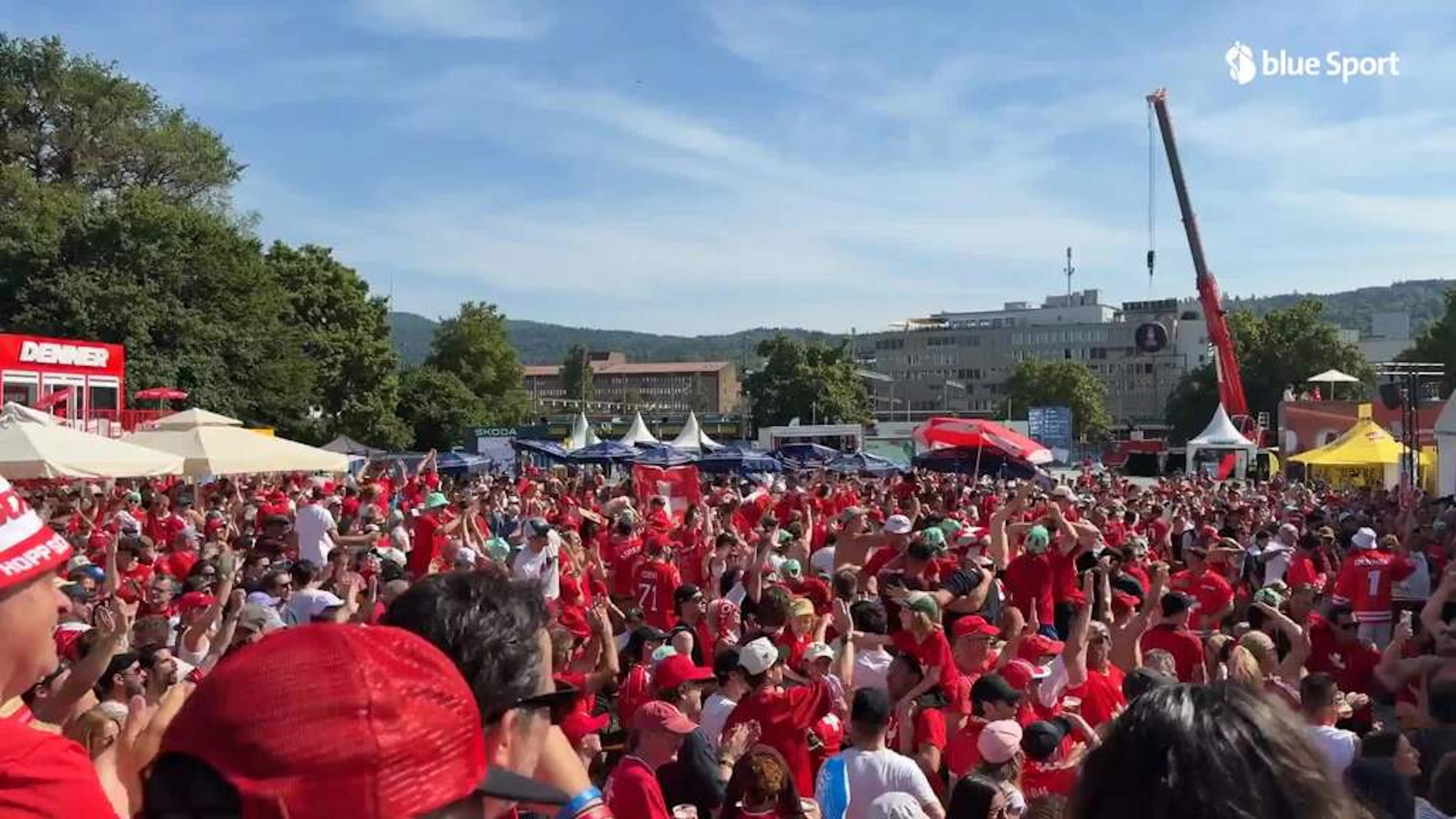 Riesen-Jubel in der Fanzone: Die Nati-Fans feiern den vierten Nati-Treffer gegen Norwegen