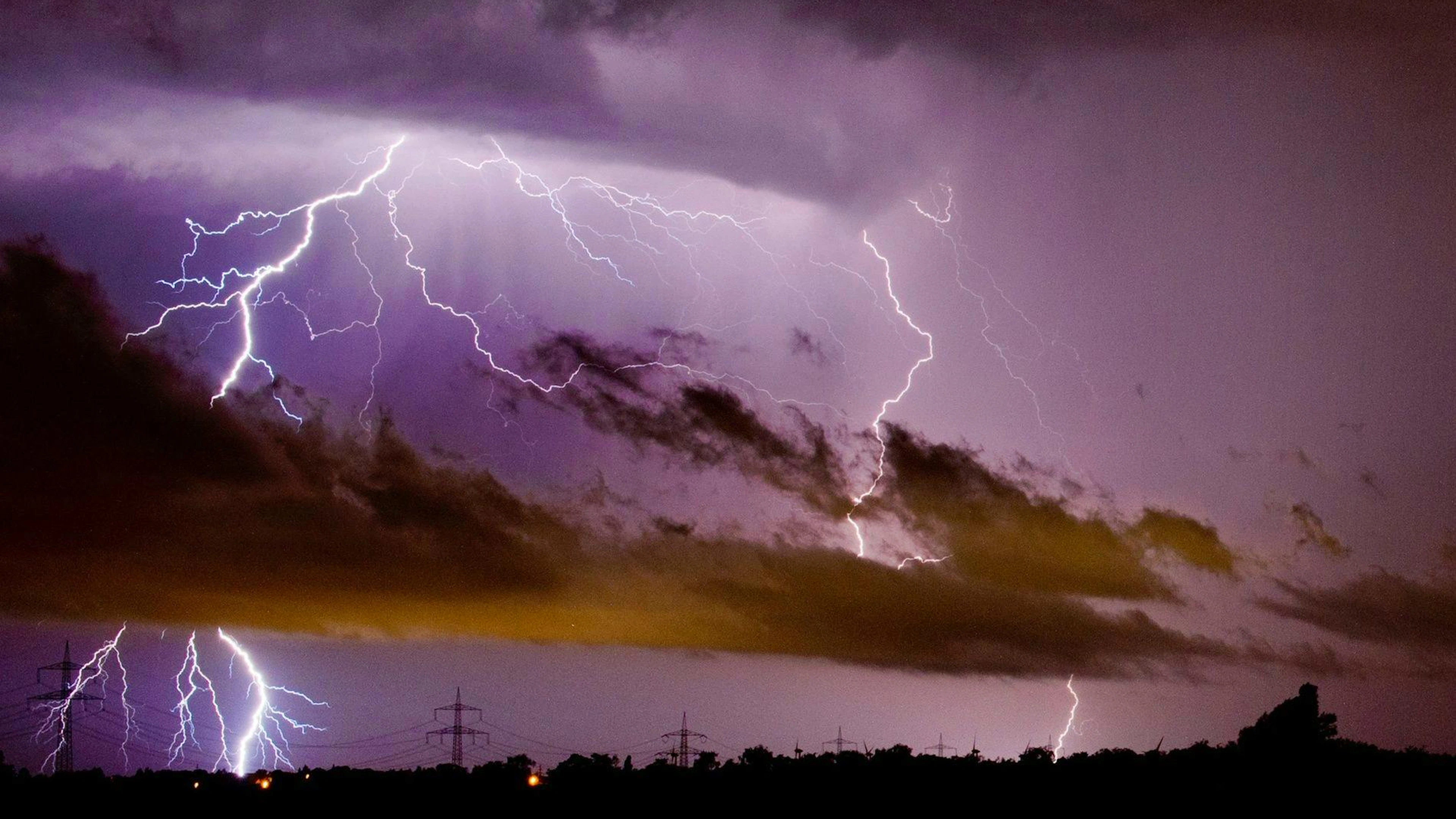 Si l'on se trouve pris dans un orage, il faut éviter autant que possible les hauteurs, les espaces ouverts et les plans d'eau (archives).