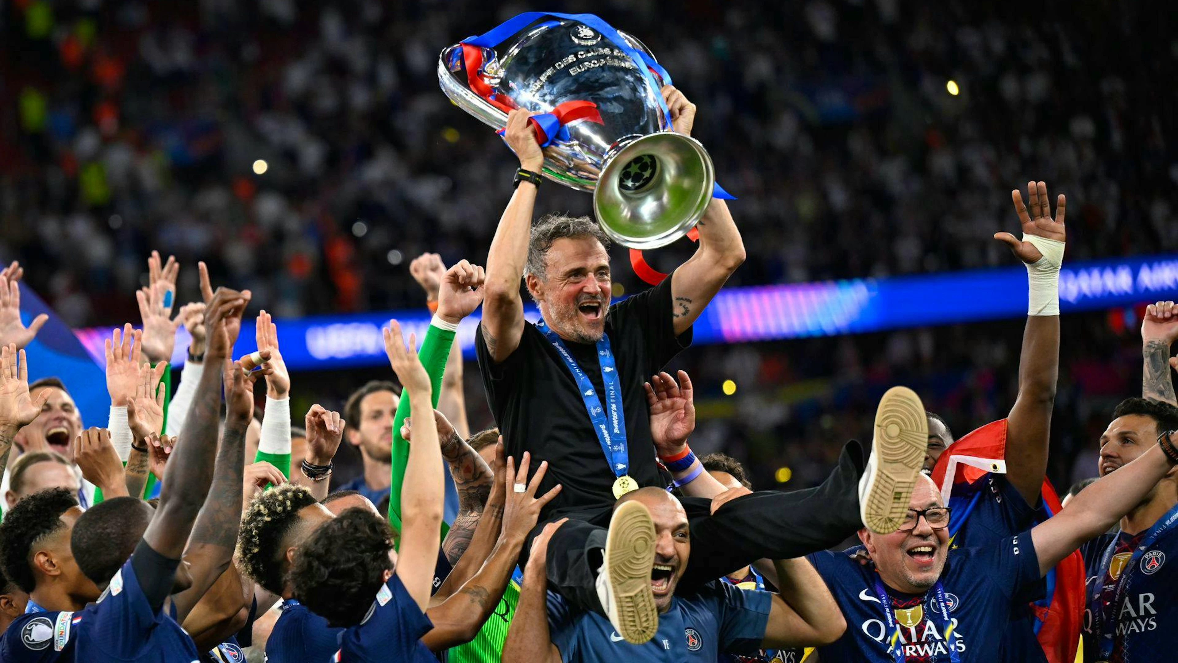 PSG-Coach Luis Enrique wird gefeiert.