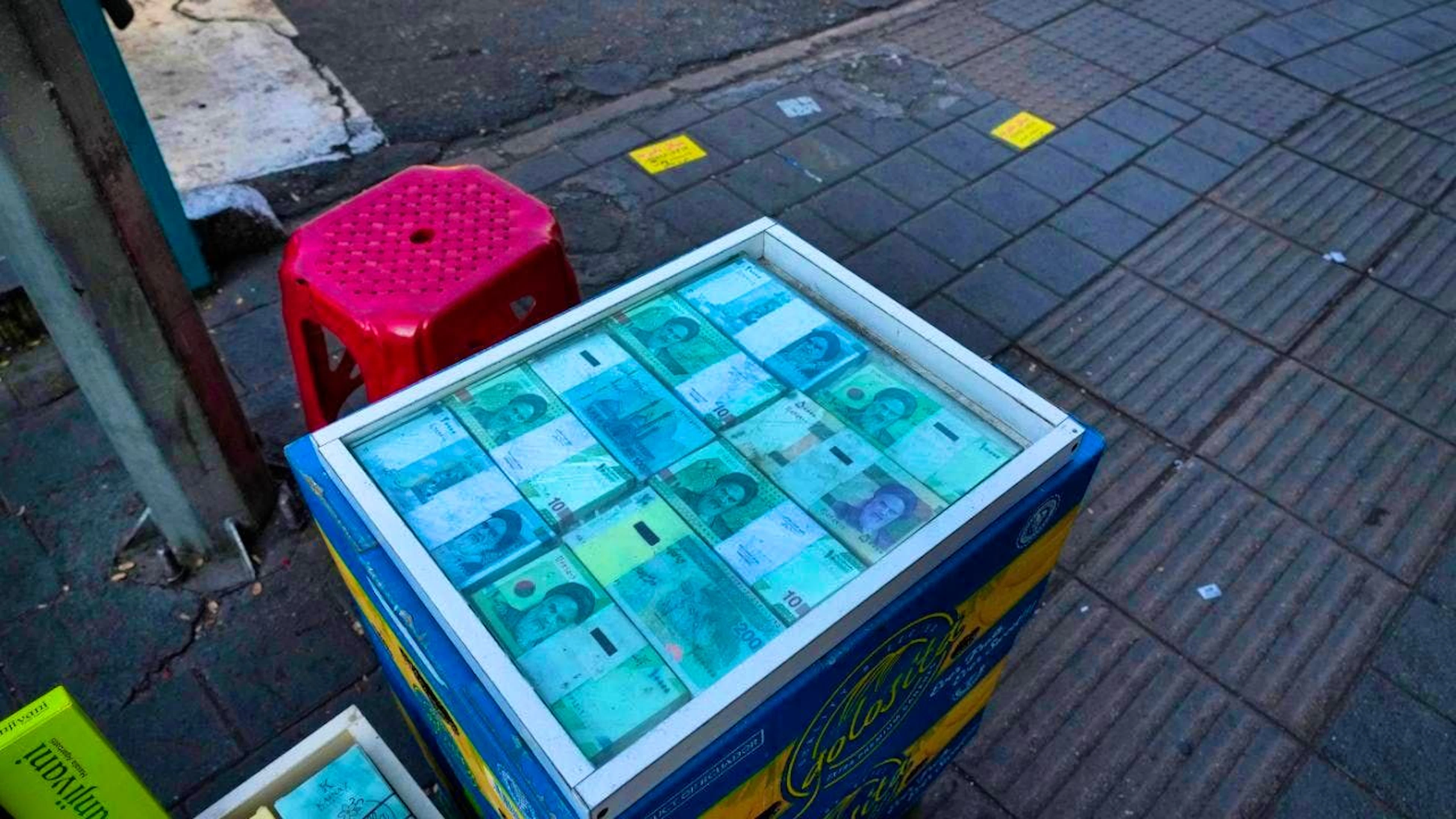 ARCHIVE - Iranian banknotes are displayed by a money changer in Ferdowsi Square, Tehran's main currency exchange venue, in downtown Tehran. Photo: Vahid Salemi/AP/dpa