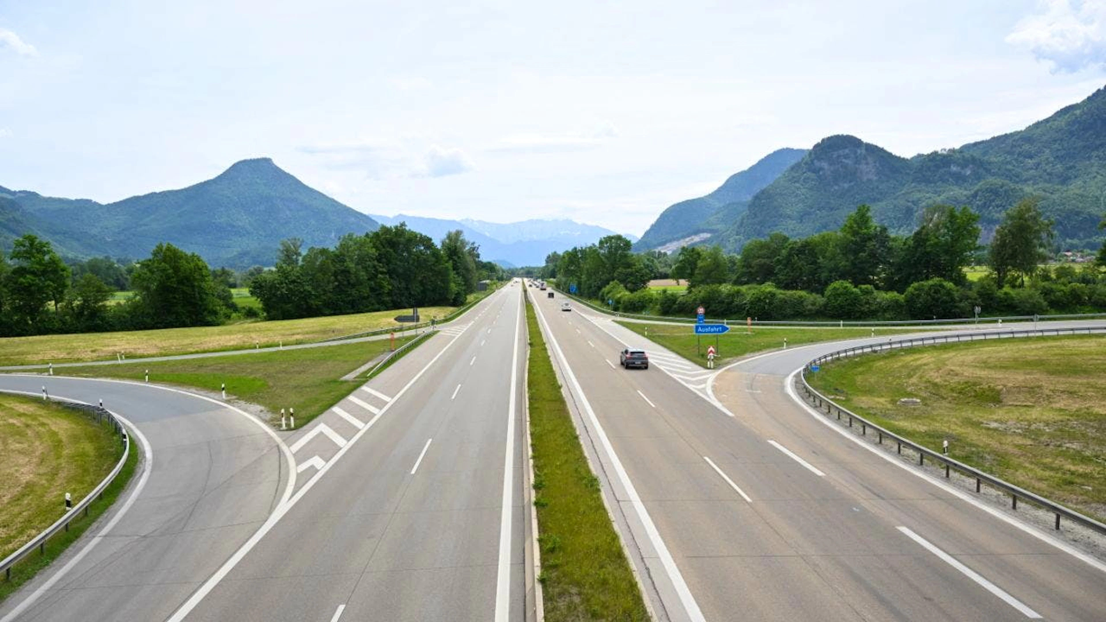 Wenig Fahrzeuge sind auf der A8 bei Brannenburg unterwegs Richtung Brenner. Die Brennerautobahn in Tirol, Österreich, ist für eine Anwohner-Demonstration für mehrere Stunden gesperrt. Die Anwohner protestieren gegen die seit Jahren wachsende Verkehrsflut. Foto: Felix Hörhager/dpa