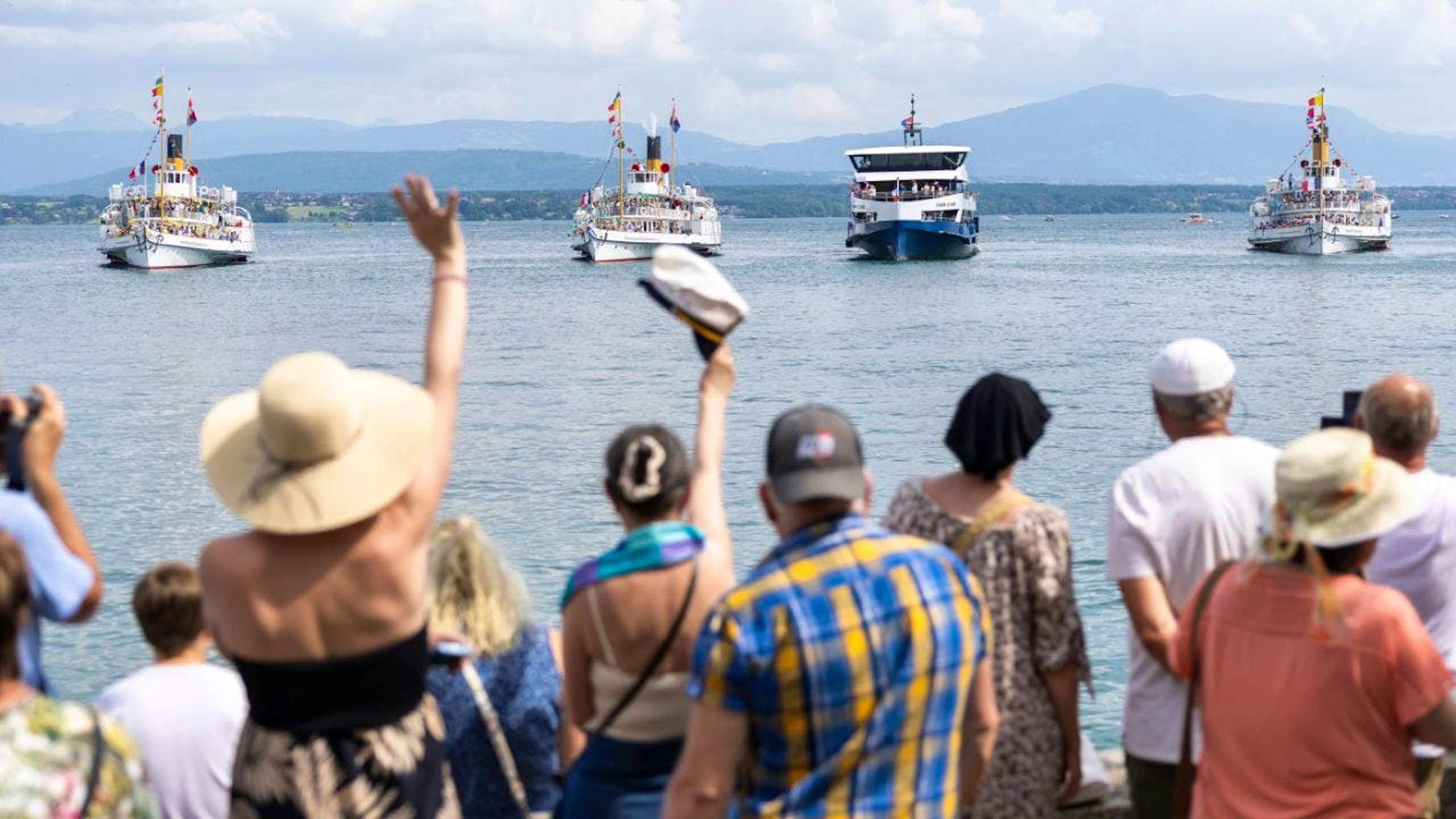 Tausende erfreuten sich am Sonntag an der Schiffsparade auf dem Genfersee.