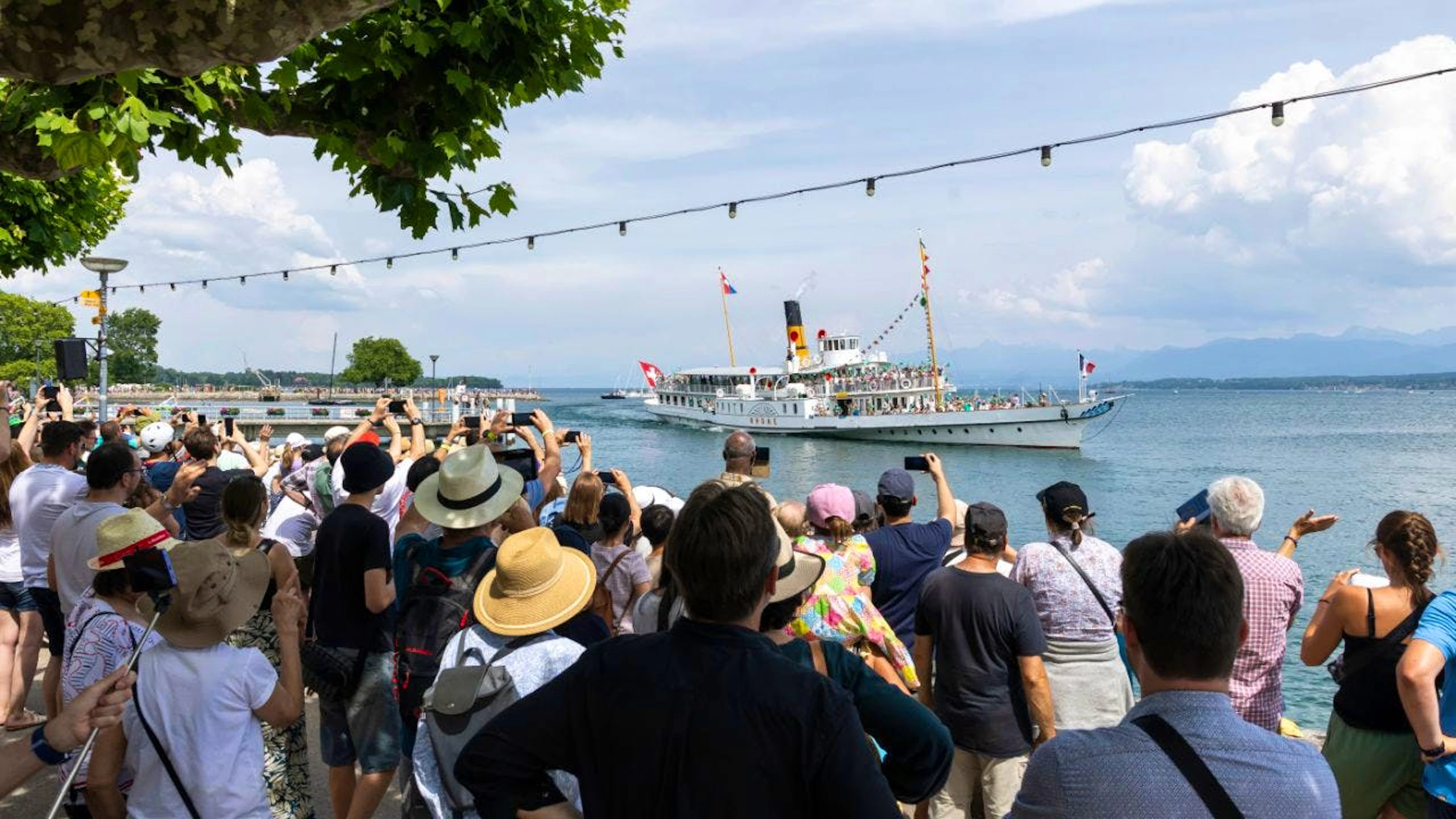 Plus de 8000 personnes ont suivi la parade navale depuis les quais de Nyon.