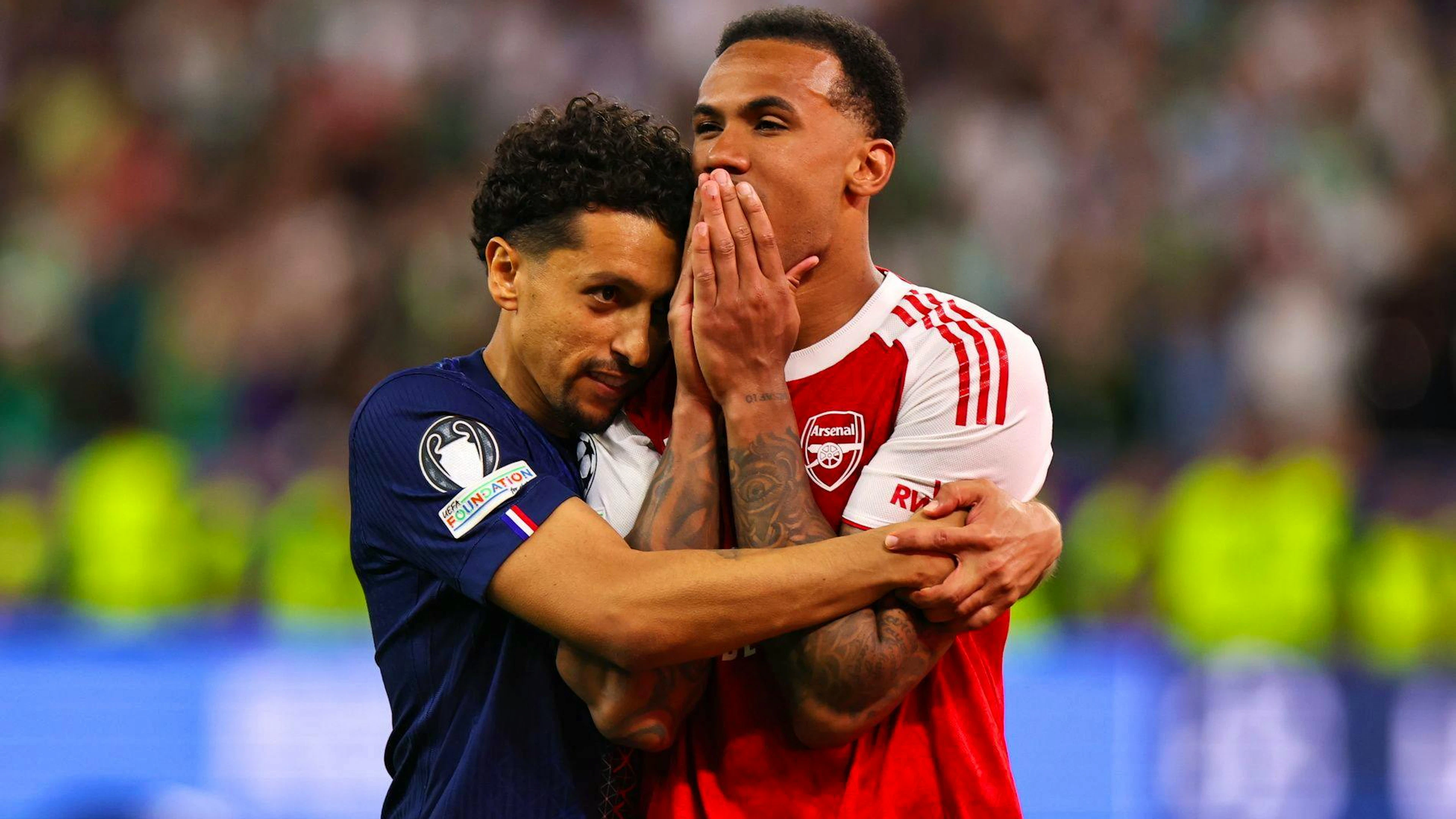 PSG-Captain Marquinhos spendet Pechvogel Gabriel Trost, während die Teamkollegen schon feiern