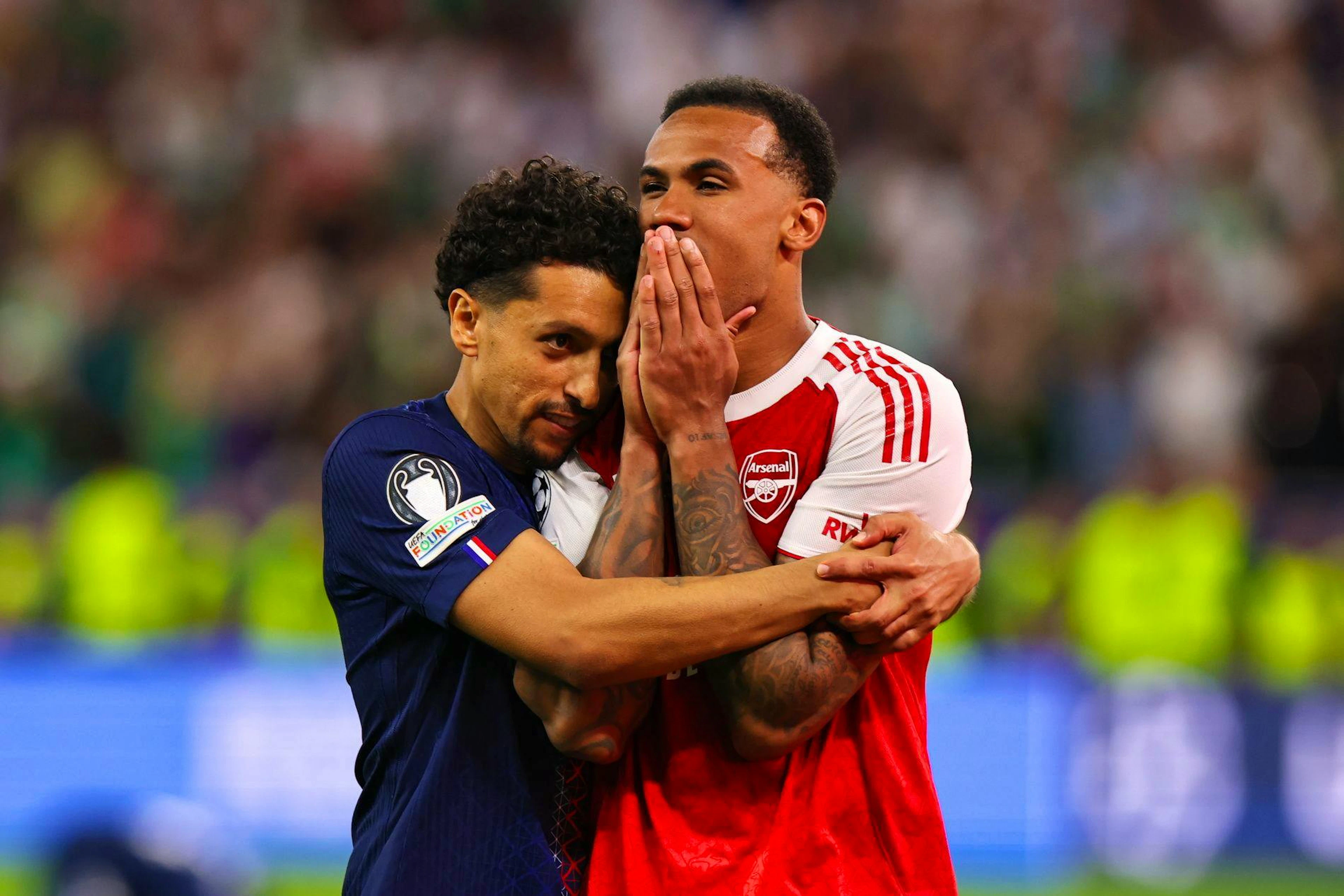 PSG-Captain Marquinhos spendet Pechvogel Gabriel Trost, während die Teamkollegen schon feiern