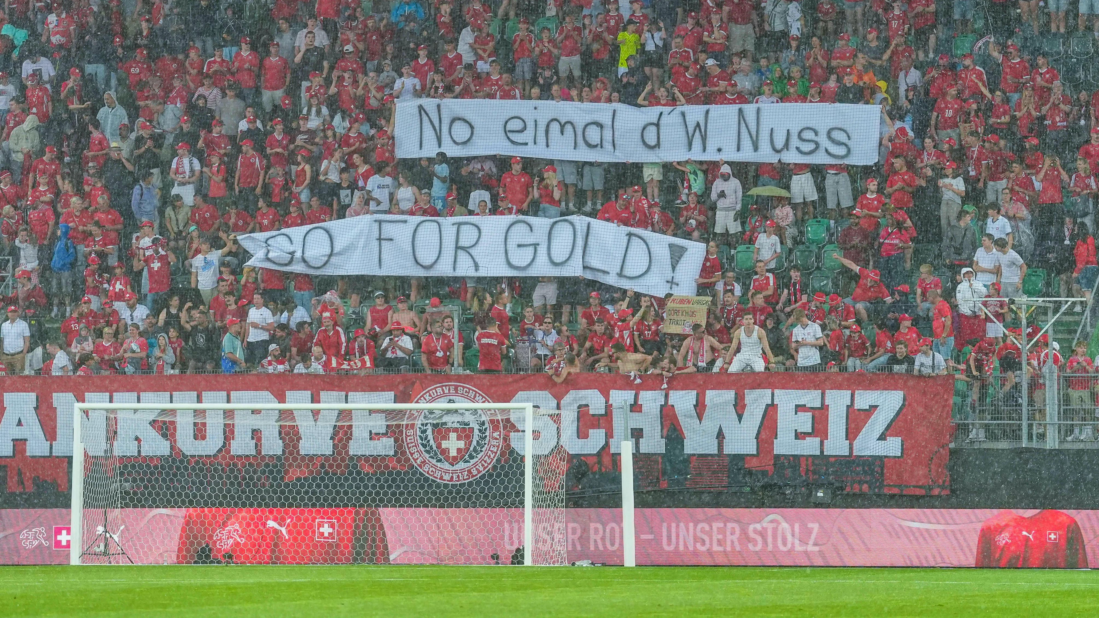 Die Fans im kybunpark verabschieden die Fussball-Nati mit der inoffiziellen Eishockey-WM-Hymne W. Nuss vo Bümpliz in die USA.