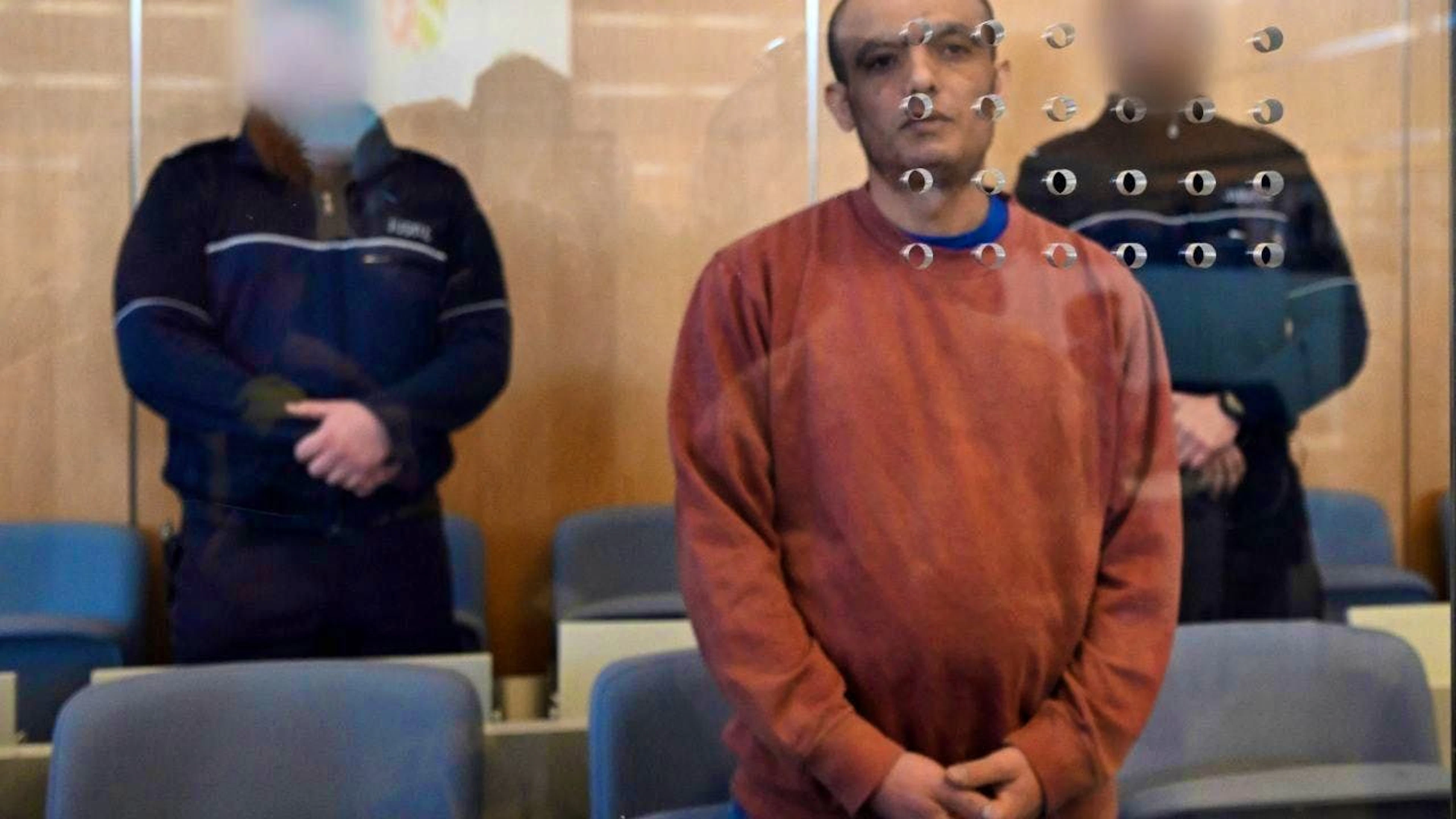ARCHIVE - The defendant Mahmoud M. (M) waits for the start of the trial for a suspected Islamist-motivated knife attack on football fans in Bielefeld. Photo: Federico Gambarini/dpa
